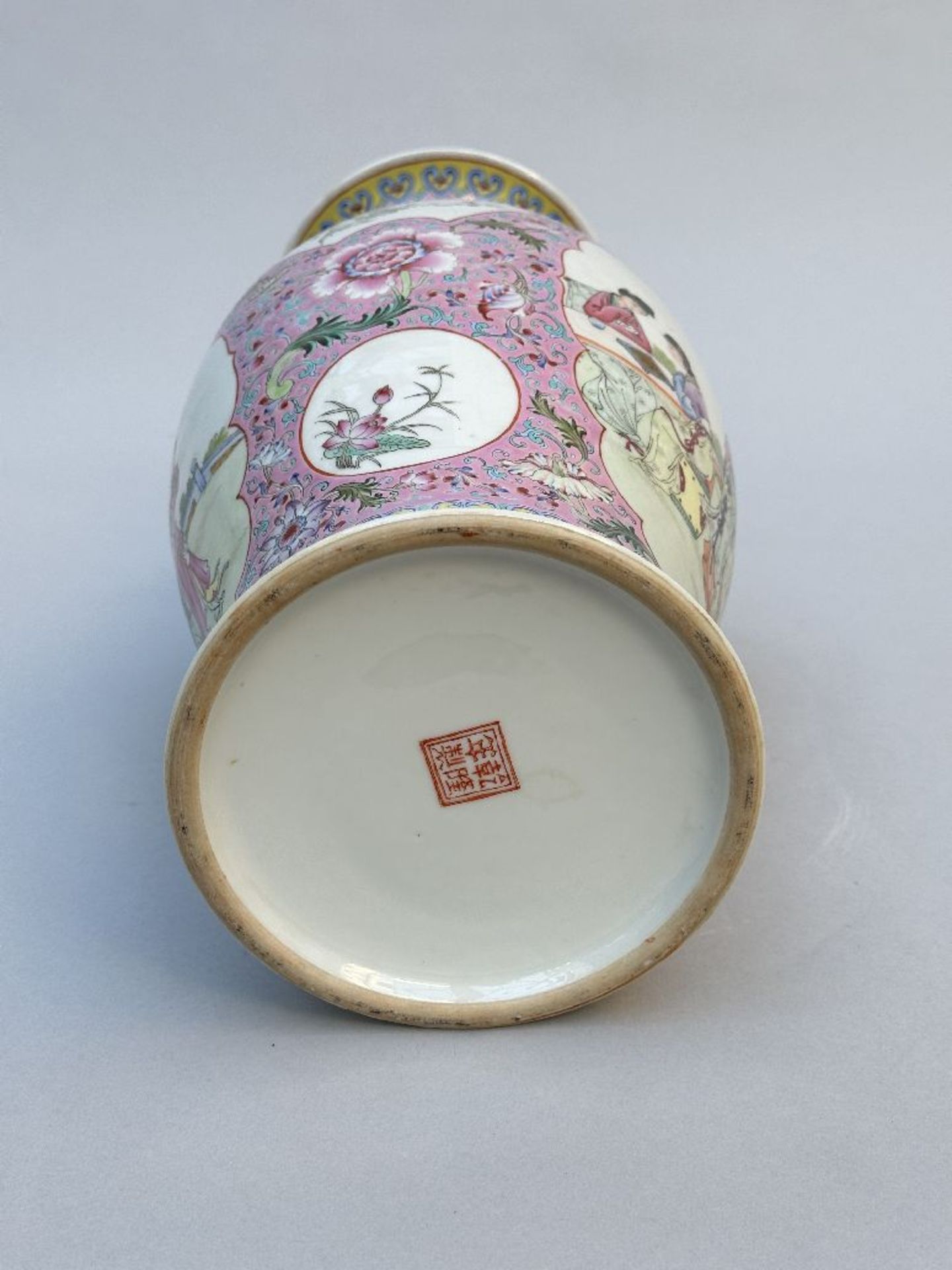 Vase in Chinese porcelain 'ladies of the court', 1970s - Image 6 of 8
