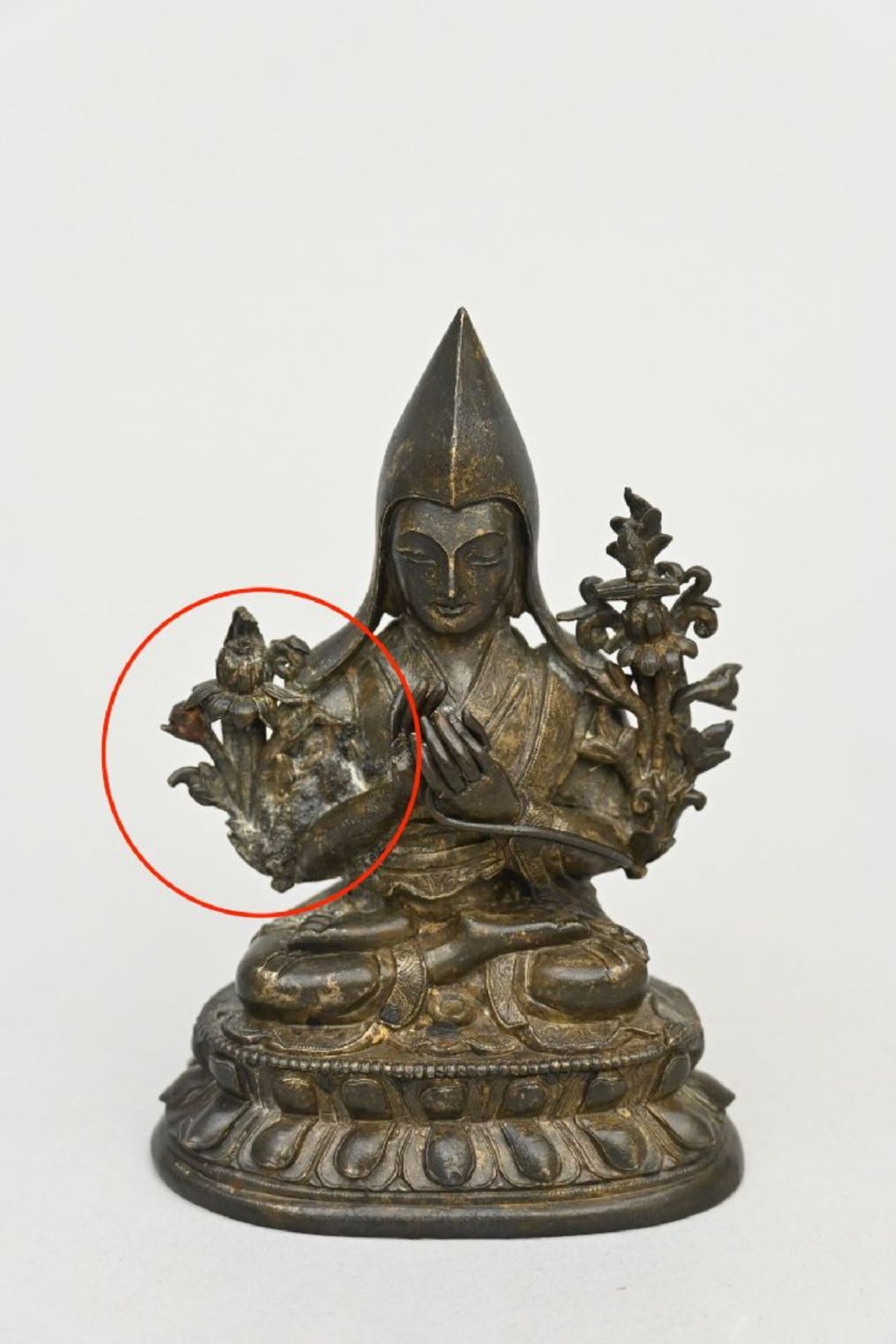 A Buddhist bronze 'Tsongkhapa', China 18th century - Image 6 of 7