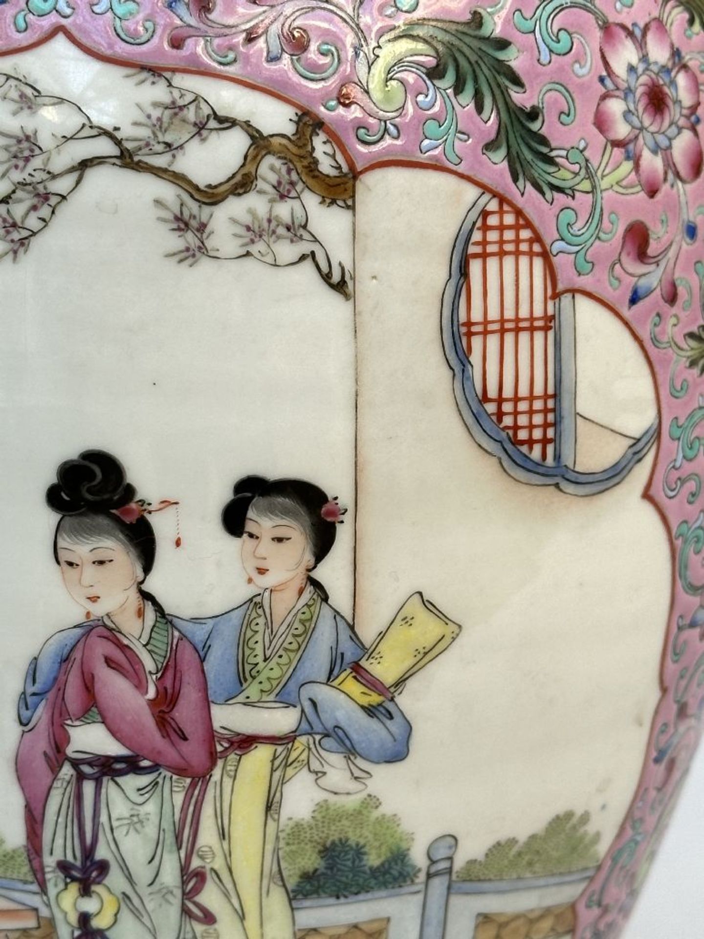 Vase in Chinese porcelain 'ladies of the court', 1970s - Image 8 of 8