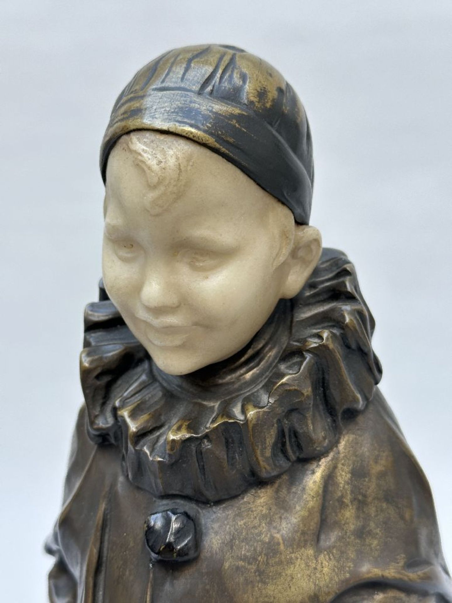 Bronze and alabaster statue: 'Pierrot' 1920 - Image 2 of 6
