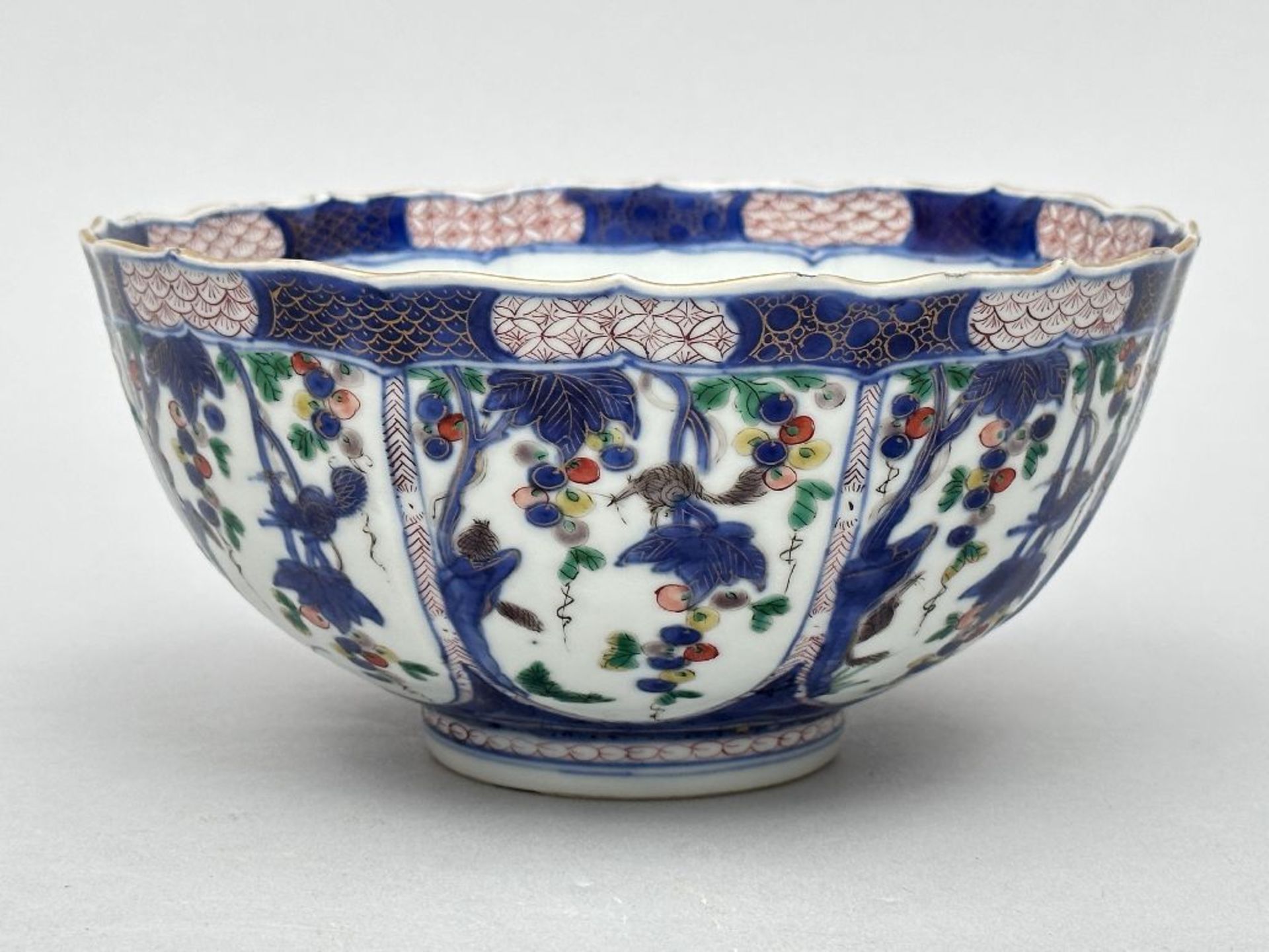 Chinese famille verte bowl 'squirrels', Kangxi period (*)