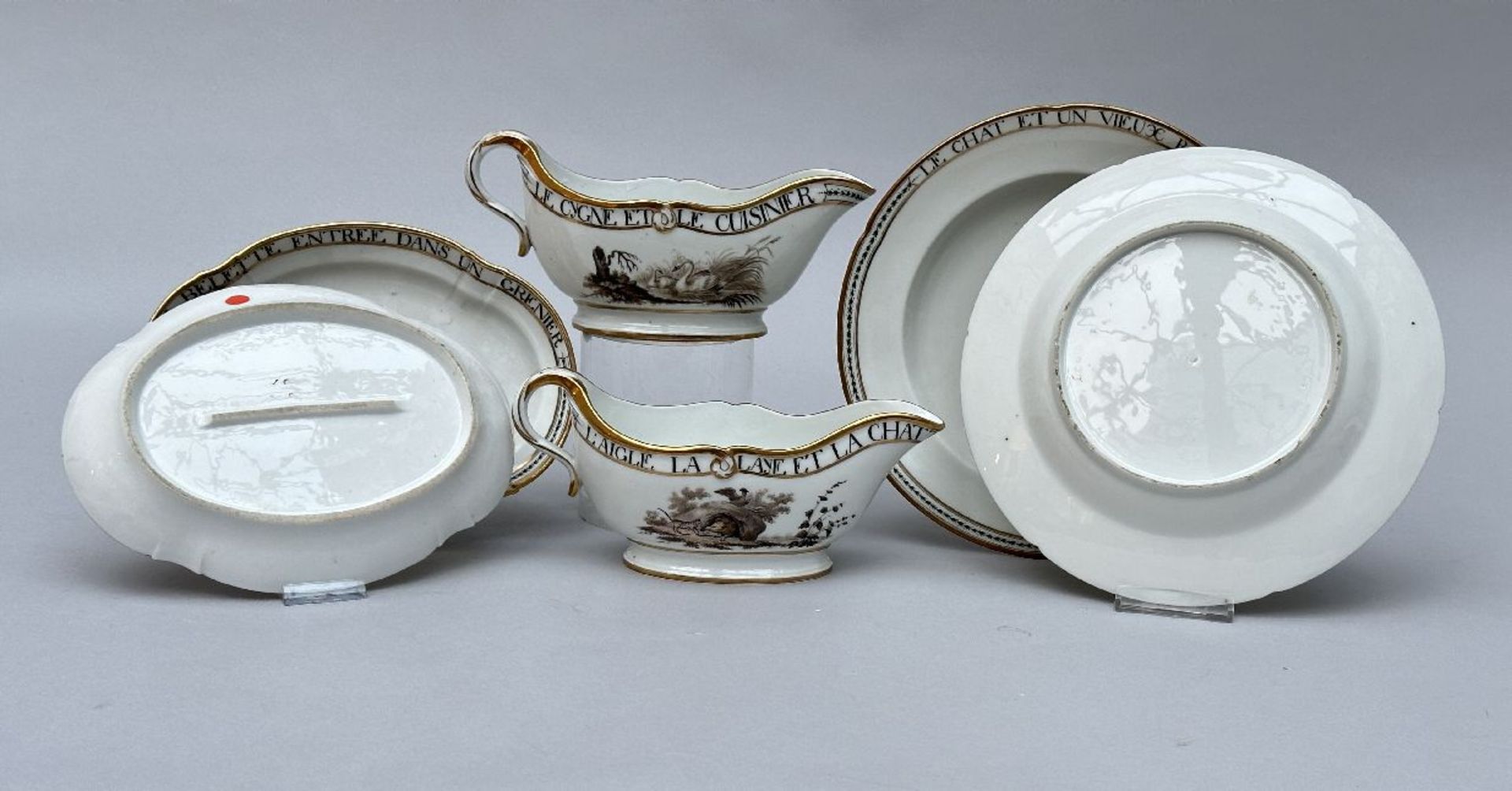Two plates and two sauce boats in porcelain by Louis Cretté in Brussels 'fables de La Fontaine' - Image 2 of 4