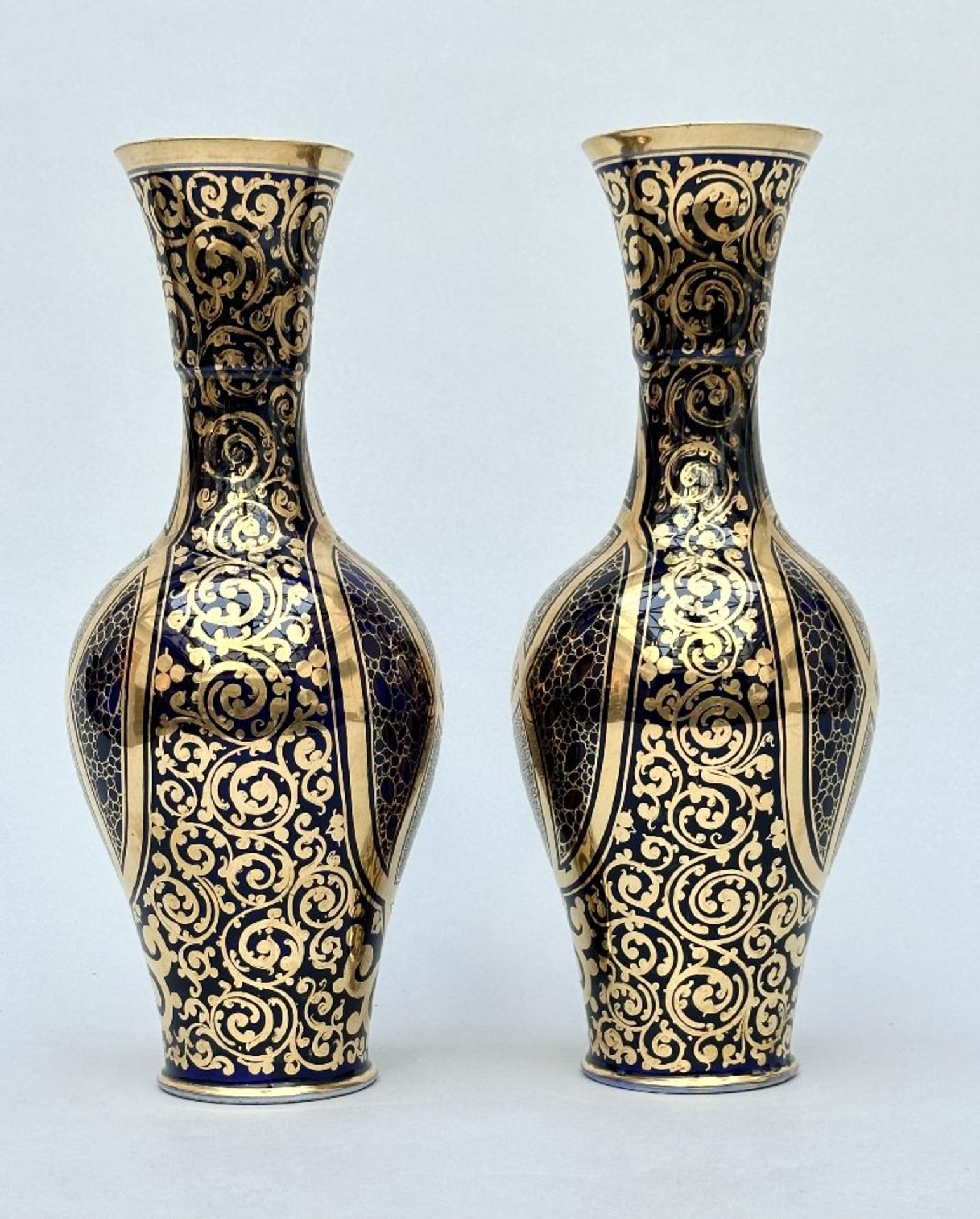 A pair of porcelain Louis-Philippe vases 'elegant ladies' (*) - Bild 2 aus 5