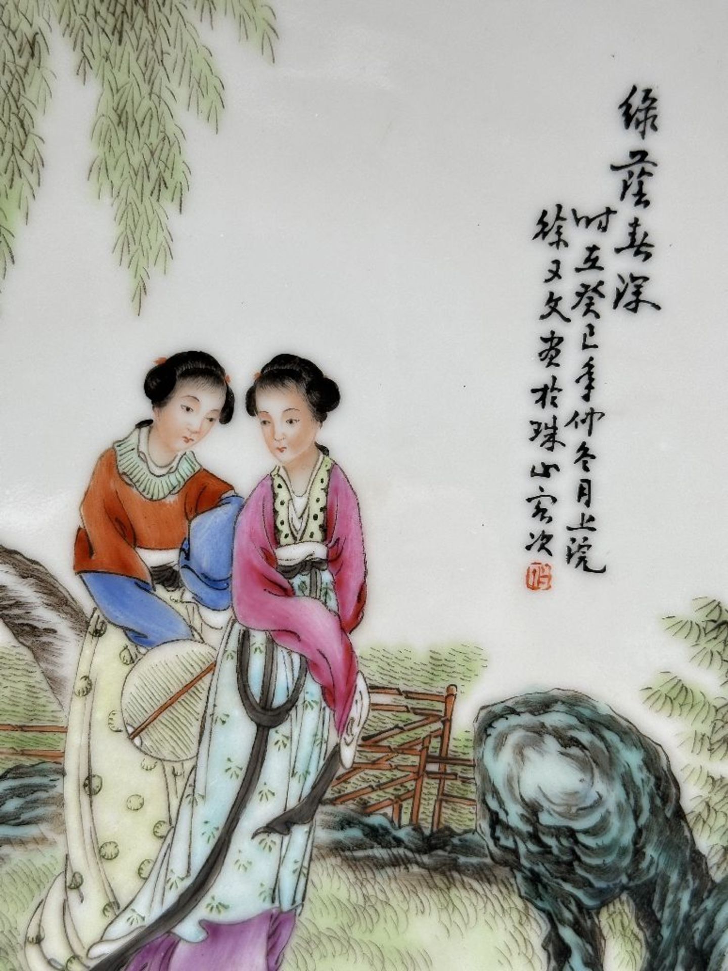 Two plates in Chinese porcelain 'ladies in the garden' - Image 4 of 4