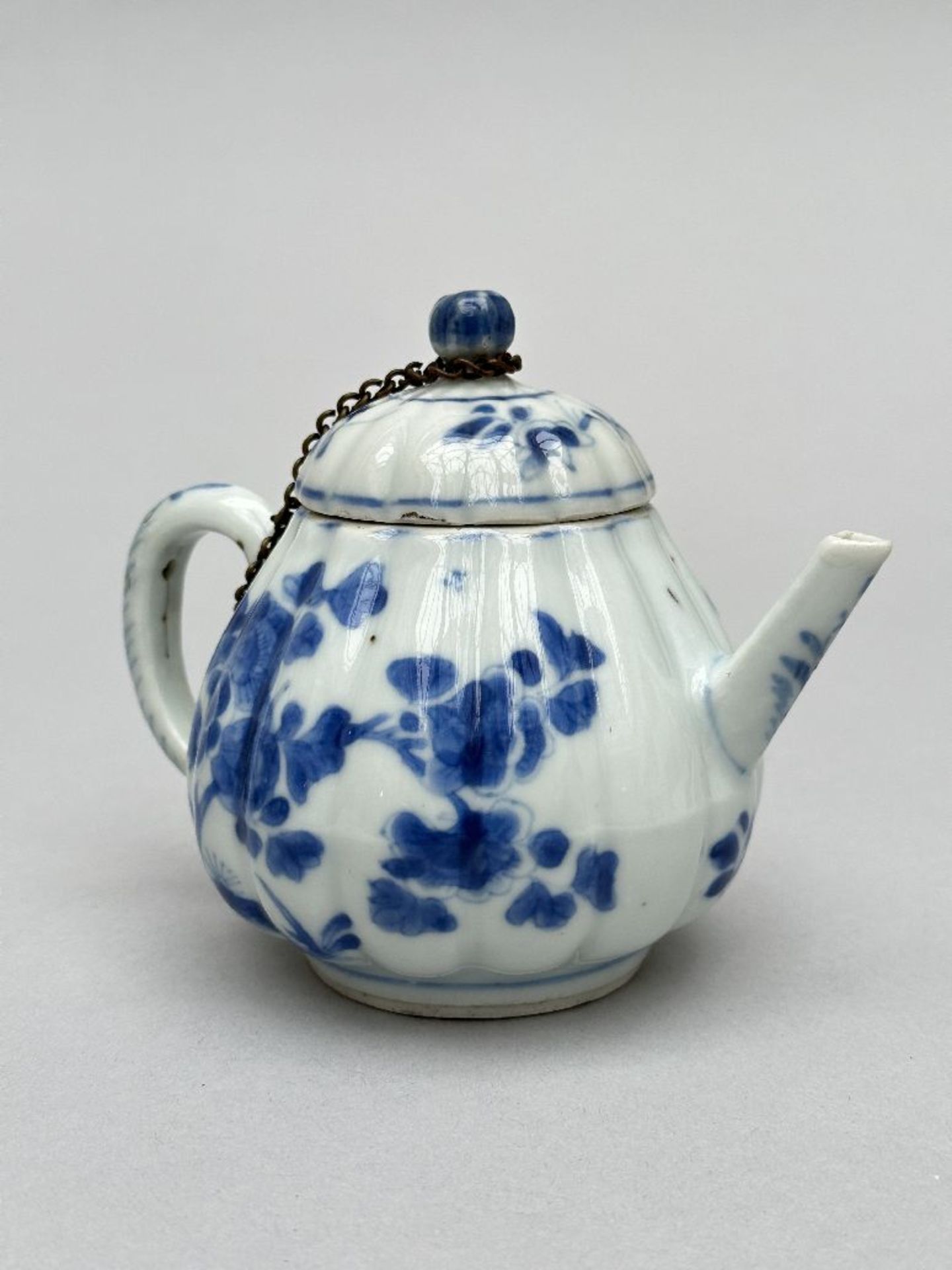 Collection of Chinese porcelain, 18th century: blue and white teapot, coffee cup and dish with monog - Image 3 of 6