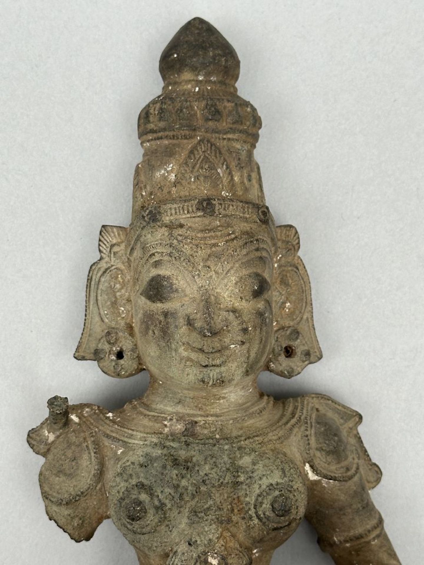 Fragment of a bronze statue, India - Bild 5 aus 9