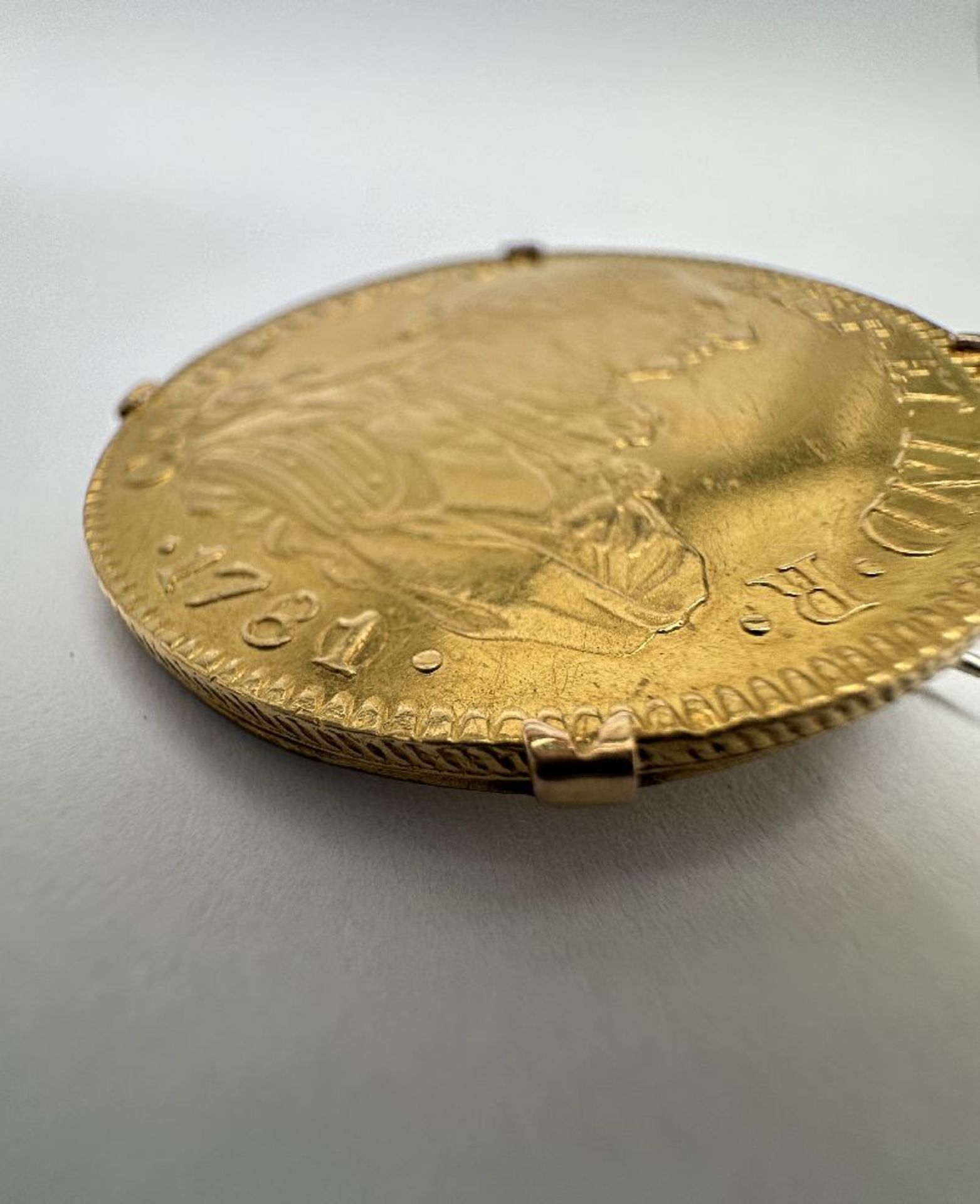 Carlos III 1781: Gold coin of 8 Escudos mounted as a brooch - Bild 7 aus 7