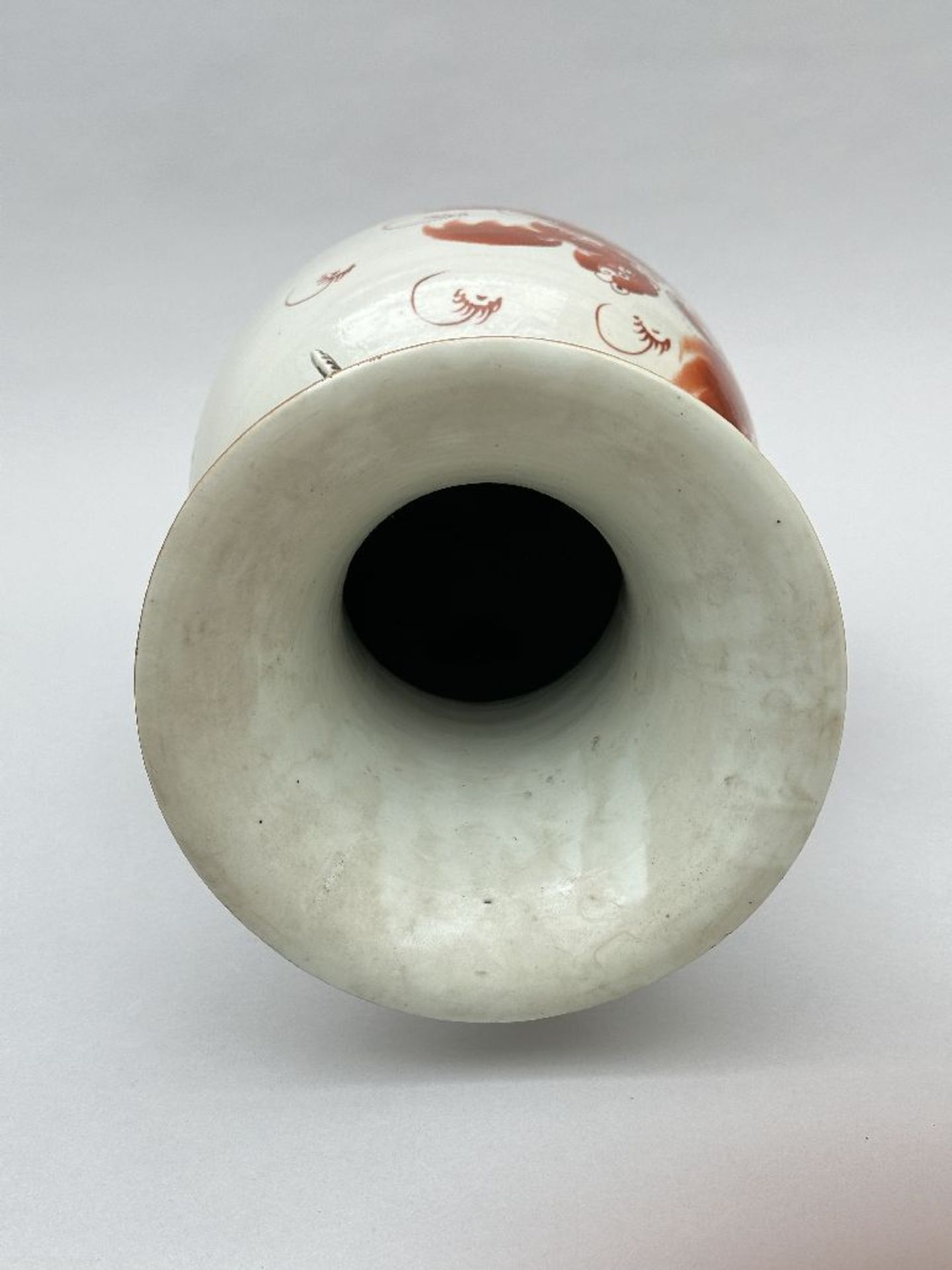 A Chinese porcelain vase 'foo dogs', Republic period - Bild 4 aus 5