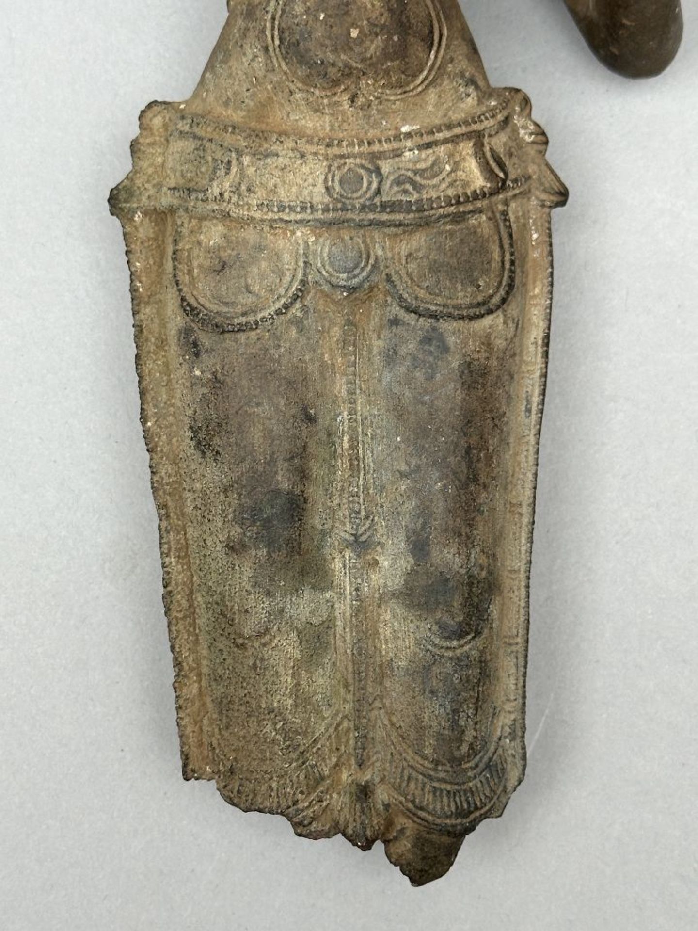 Fragment of a bronze statue, India - Bild 6 aus 9