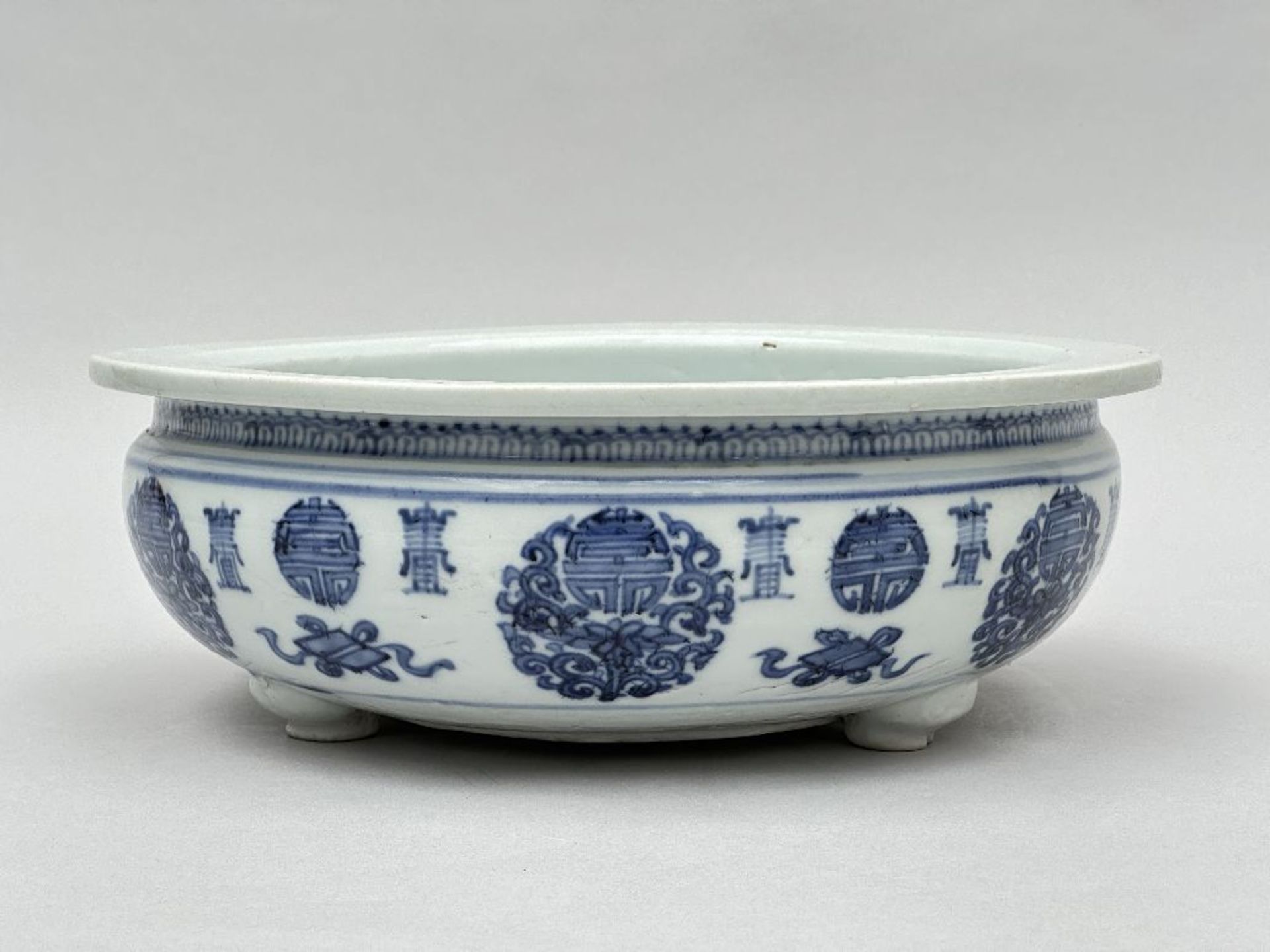 Chinese tripod incense burner in blue and white porcelain, probably 17th century - Image 7 of 9