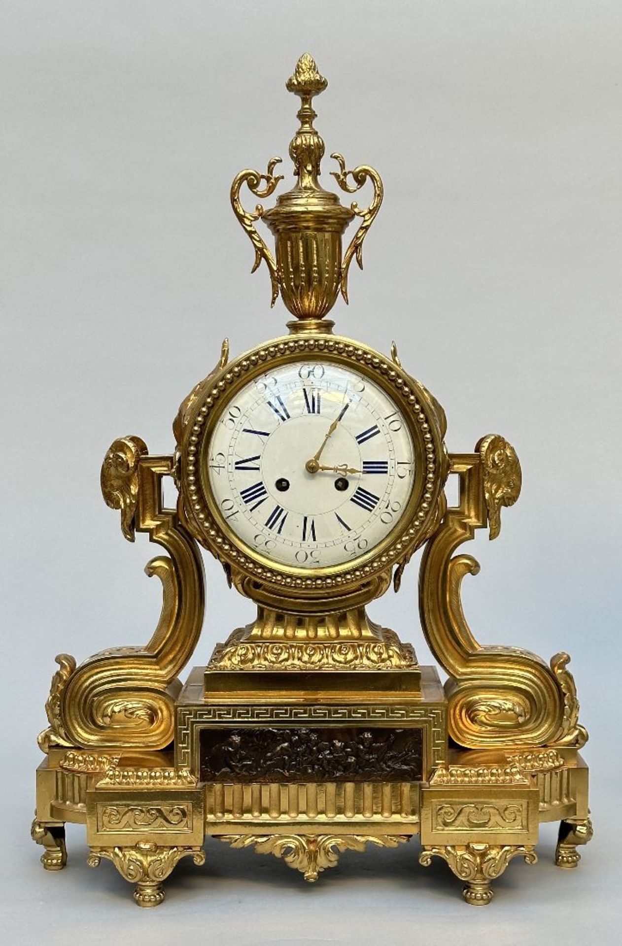 A three-piece clock set in gilt bronze, Louis XVI style - Bild 3 aus 7