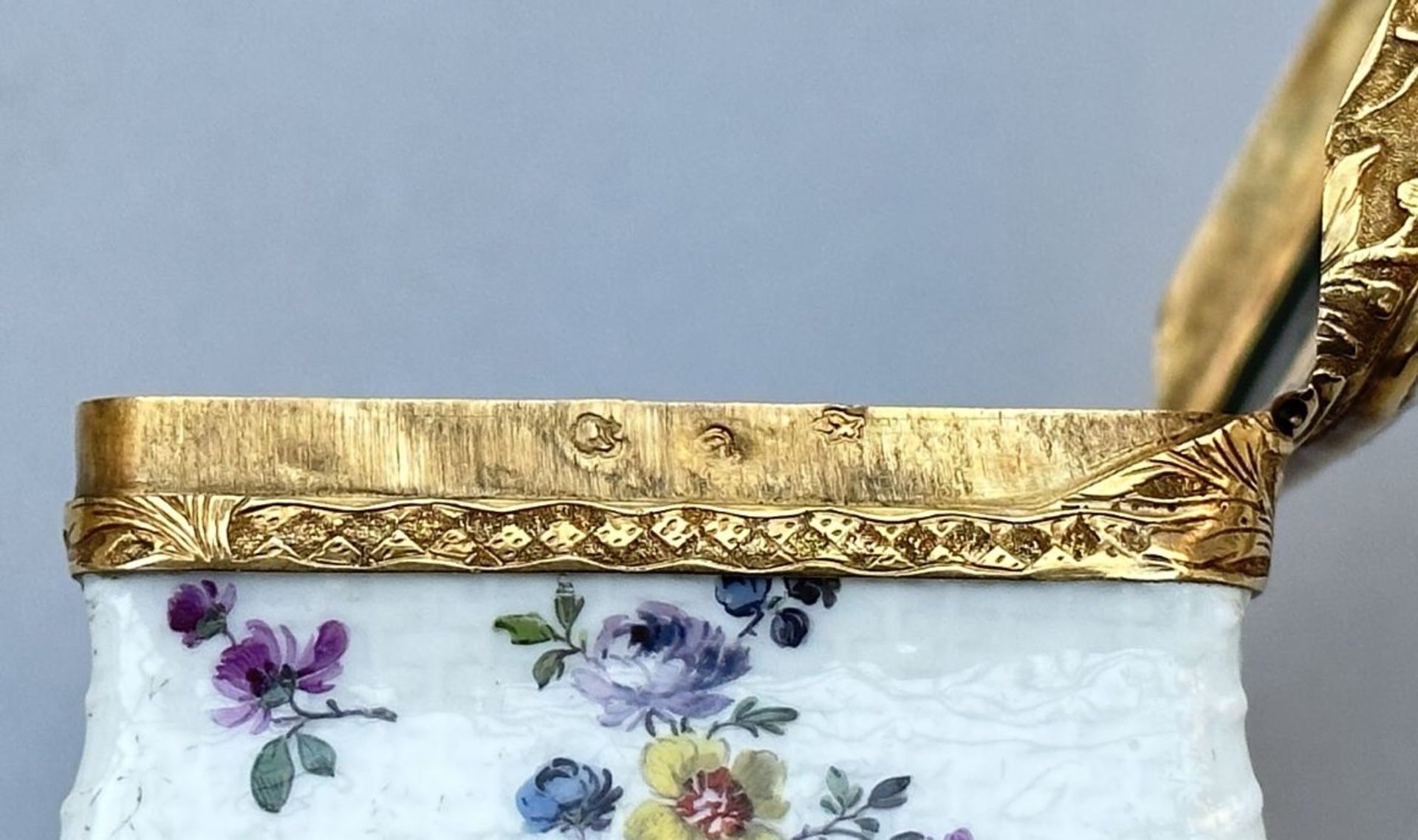 A fine snuff box in Mennecy porcelain with gold mount 'flowers', 18th century - Image 6 of 6