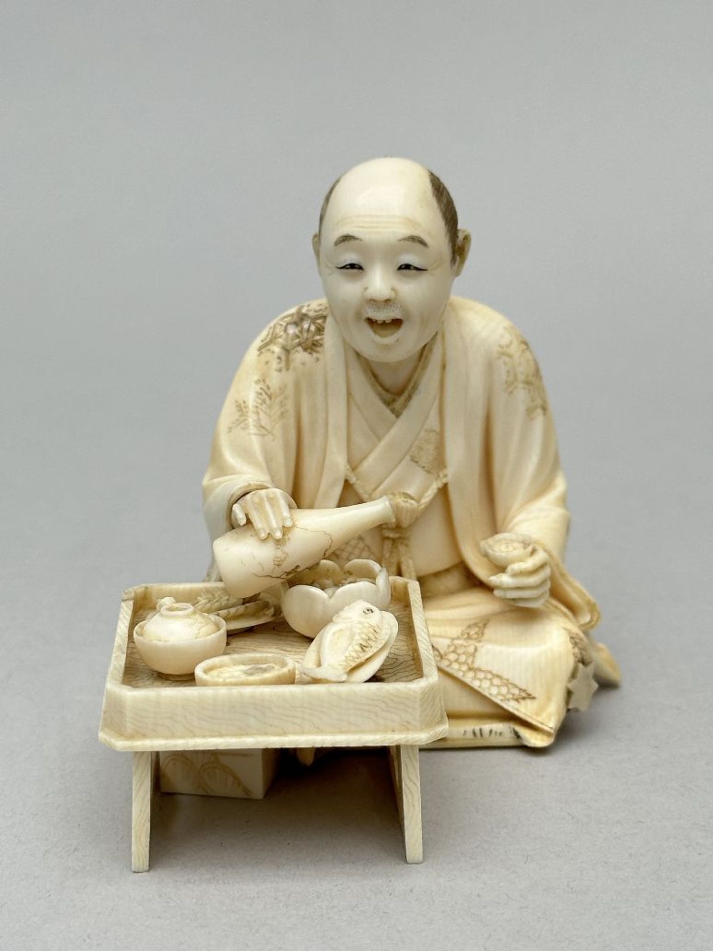 Japanese okimono 'saké drinker', Meiji period (signed) (*)