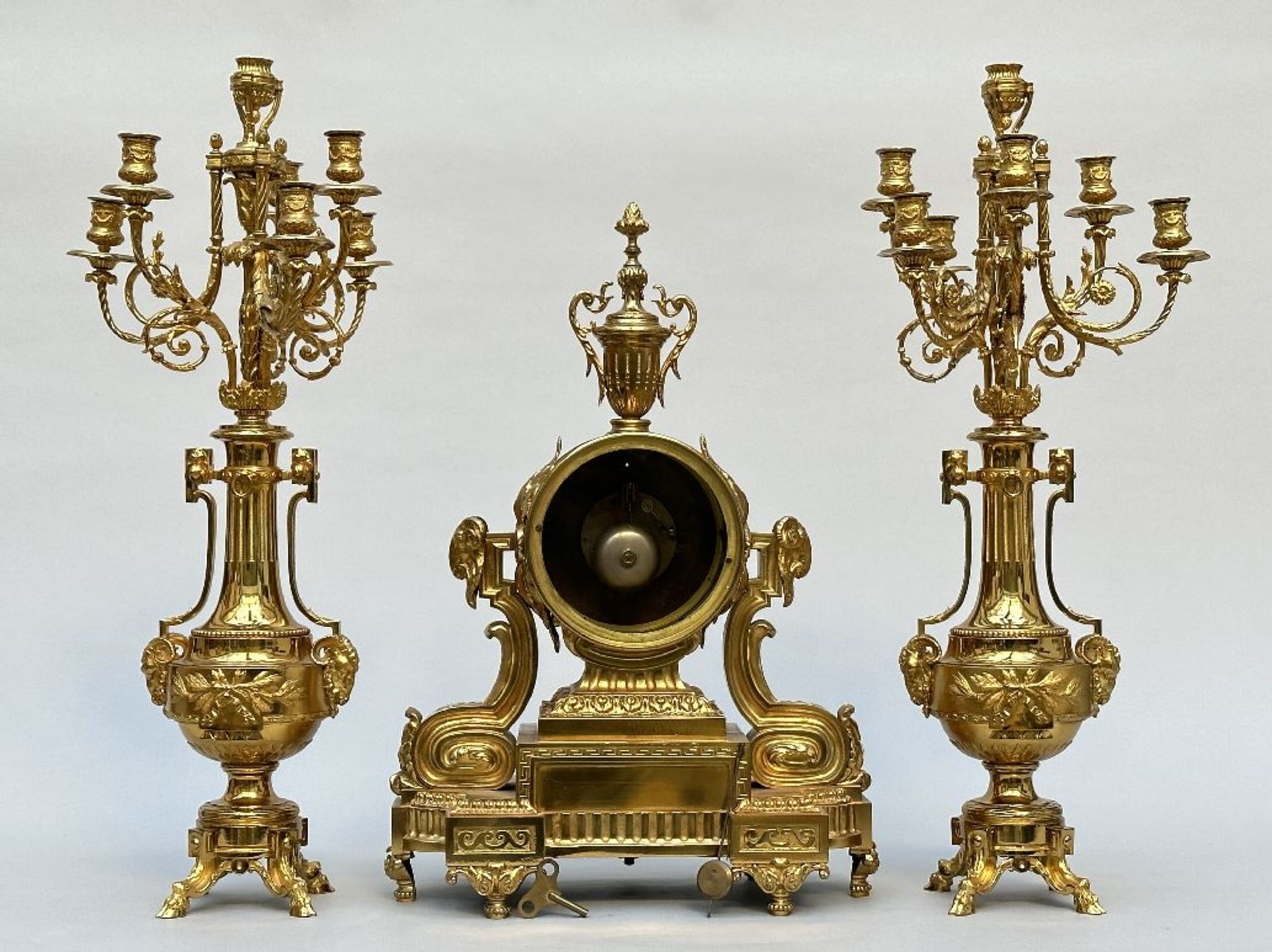 A three-piece clock set in gilt bronze, Louis XVI style - Bild 2 aus 7