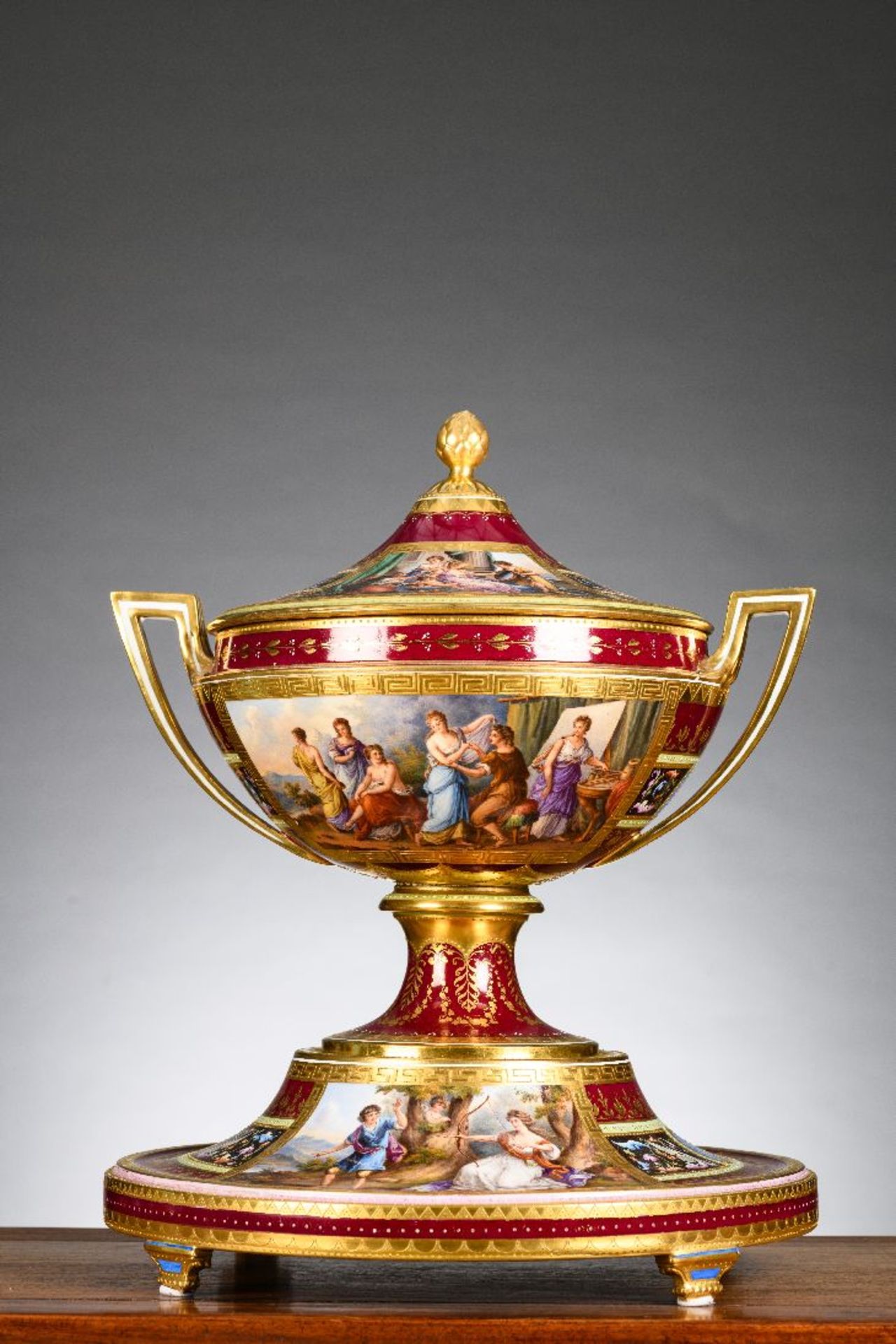 A fine tureen in Royal Vienna porcelain 'mythological scene', circa 1900 (*) - Image 3 of 9