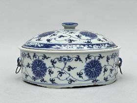 Blue and white lidded bowl 'lotus', late 19th century
