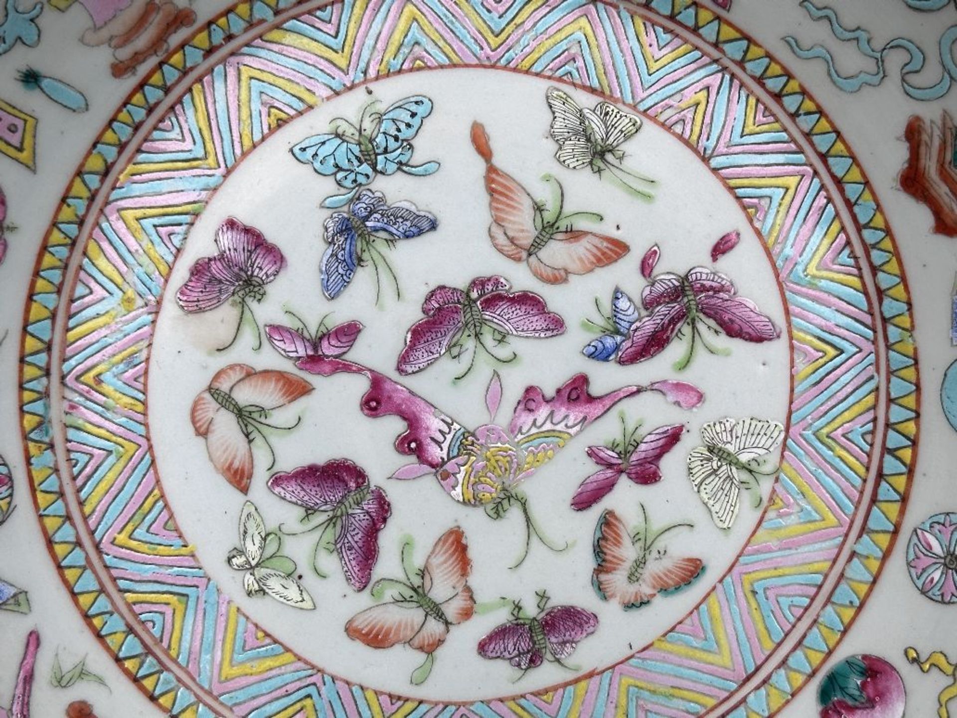 A Chinese famille rose porcelain basin ‘butterflies' - Bild 4 aus 5