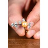 Ring with 8 brilliants and a pearl