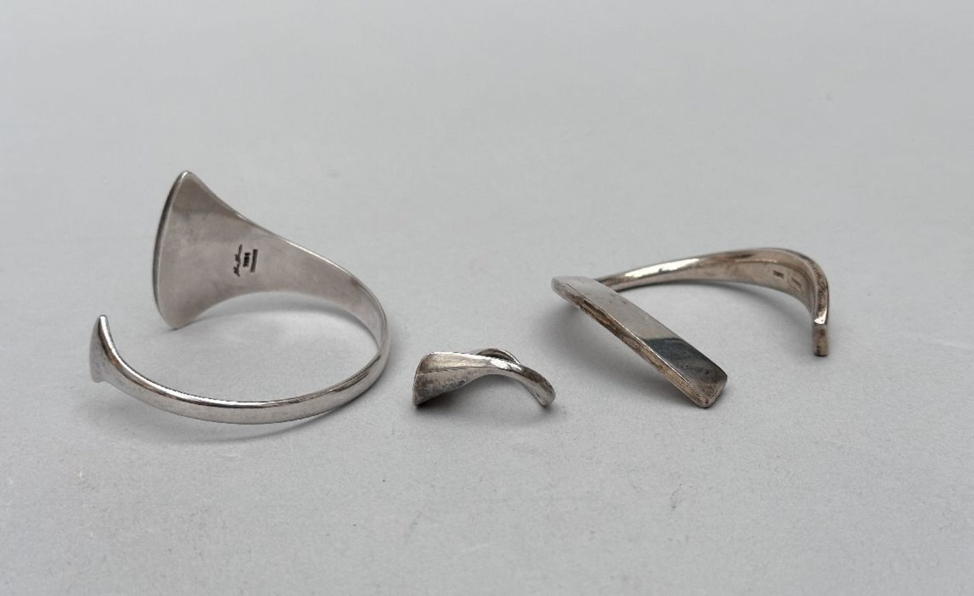A collection of silver jewelry: Hans Hansen bracelet and Frank Ahm ring and bracelet - Image 2 of 5