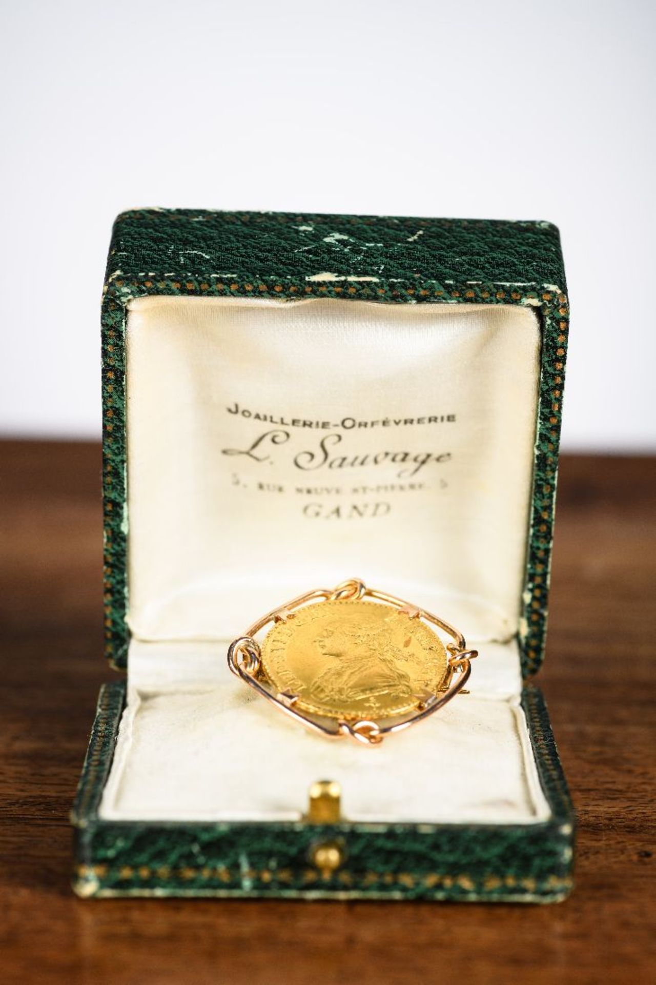 Louis XVI: Louis d'or aux palmes, a rare gold coin (Paris 1774) mounted as a brooch - Image 3 of 8