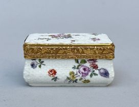 A fine snuff box in Mennecy porcelain with gold mount 'flowers', 18th century