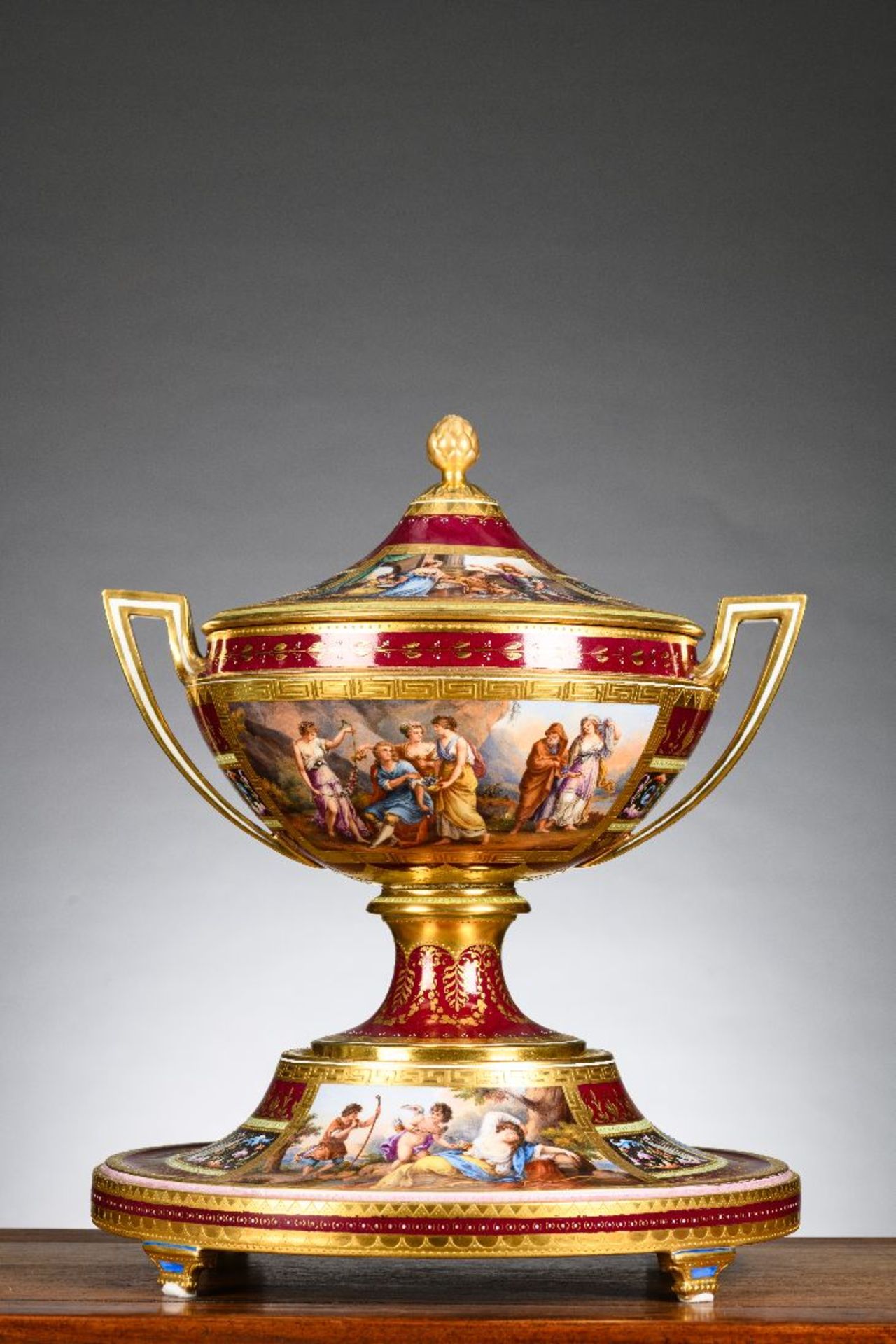 A fine tureen in Royal Vienna porcelain 'mythological scene', circa 1900 (*)