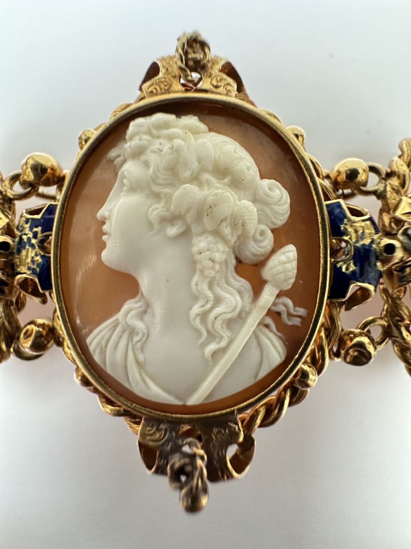 Louis-Philippe gold bracelet with three cameos - Image 4 of 6