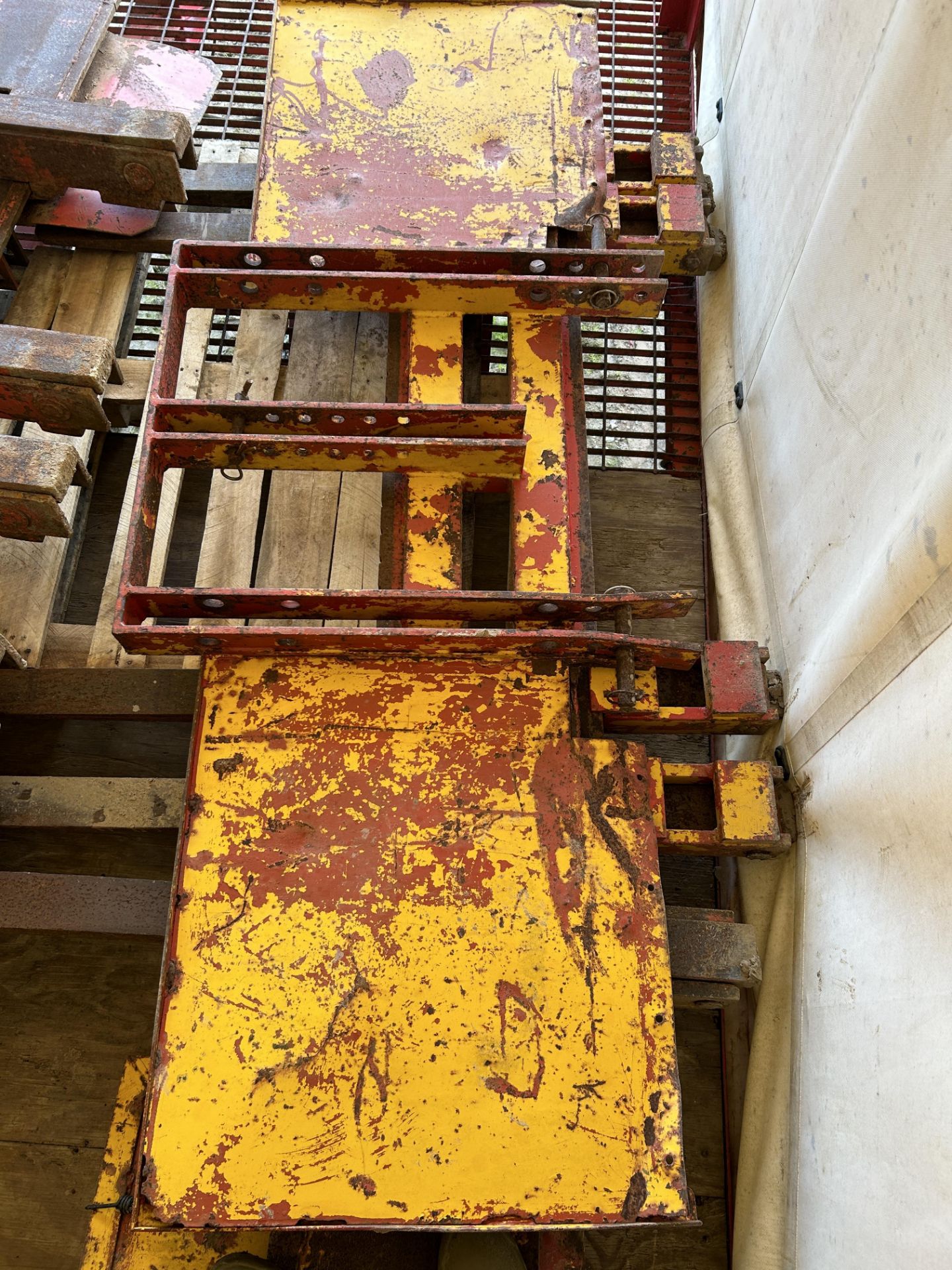 Mounted twin pallet forks