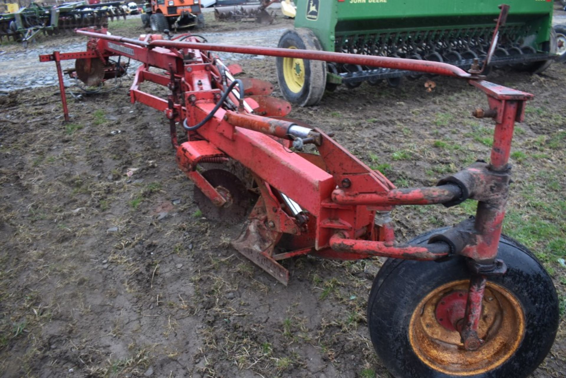 Massey Ferguson 880 5 Bottom 3 Point Plow - Image 6 of 18