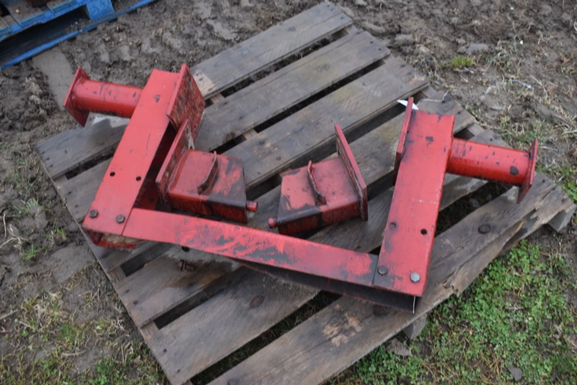 International 2350 Loader Brackets - Image 3 of 4