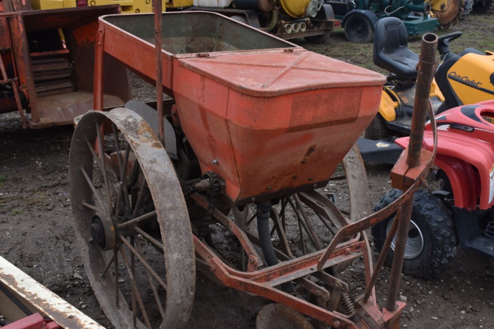 Single Row Tow Behind Potato Planter - Bild 3 aus 14