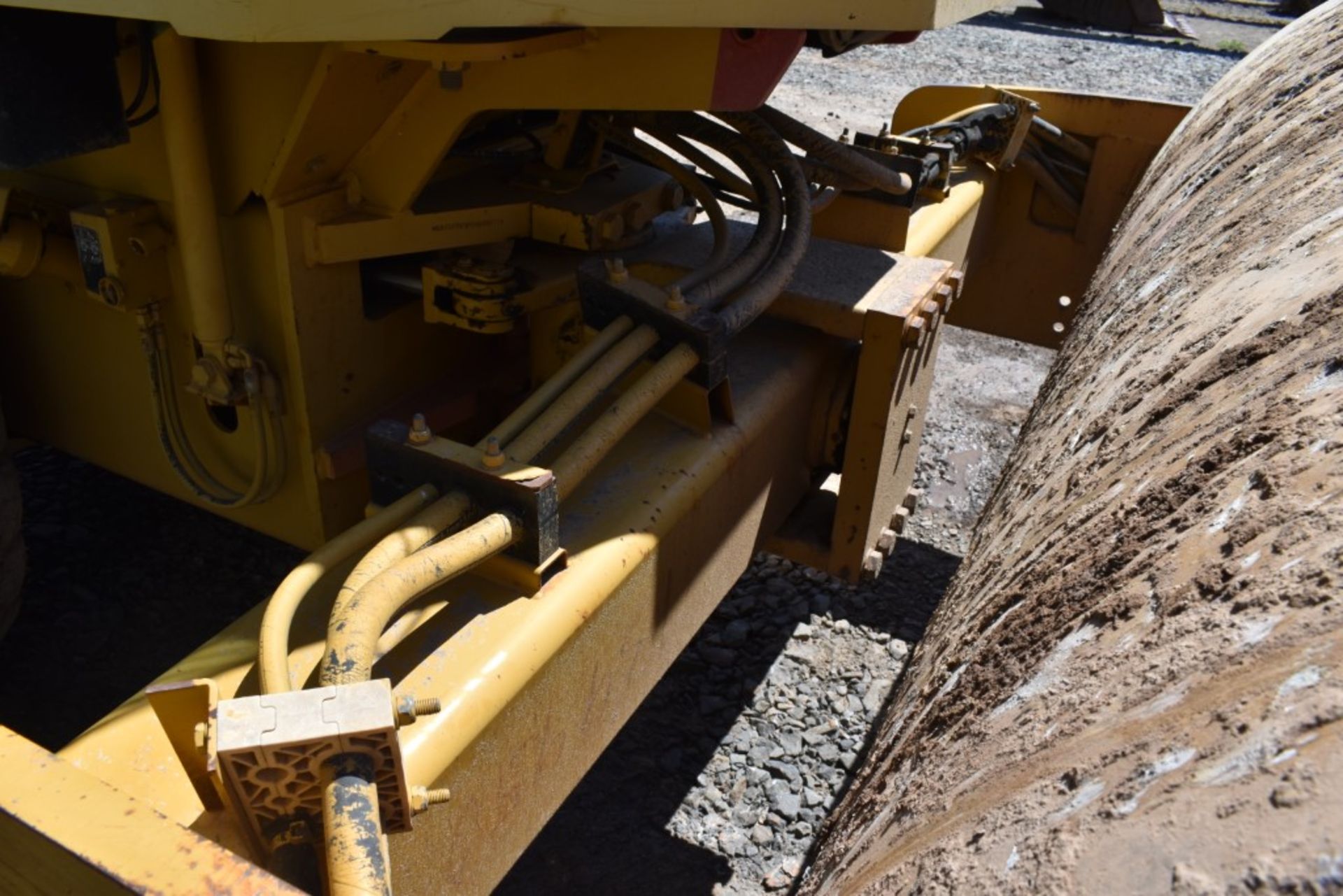 CAT CS-563E Vibratory Drum Roller 4229 Hours, Runs and Operates, 84" Drum, Enclosed Cab, Heat and - Image 18 of 31