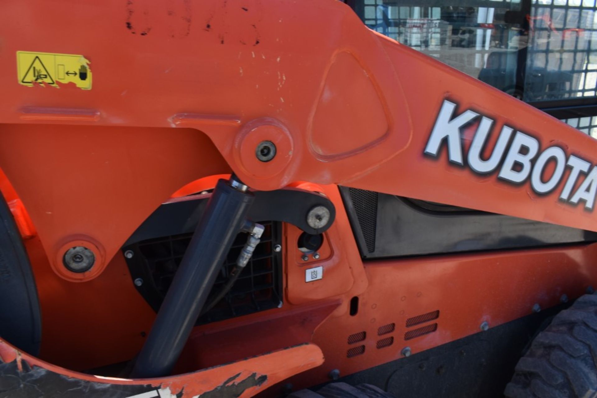 Kubota SSV65 Skid Steer 1322 Hours, Runs and Operates, Hydraulic Quick Attach, 60" Bucket, Pilot - Image 9 of 23