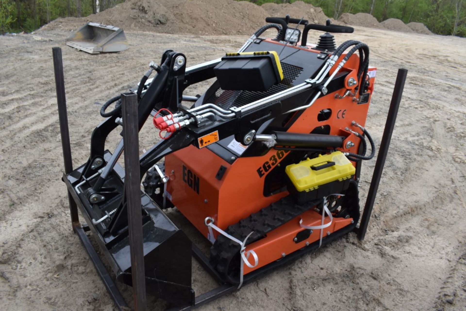 EGN EG36C Skid Steer with Tracks Be Sure to Check Fluids, New, Mini Mechanical Quick Attach, 38"