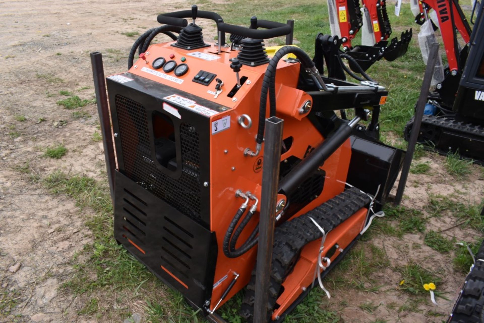 EGN EG36C Skid Steer with Tracks Be Sure to Check Fluids, New, Mini Mechanical Quick Attach, 38" - Image 3 of 8