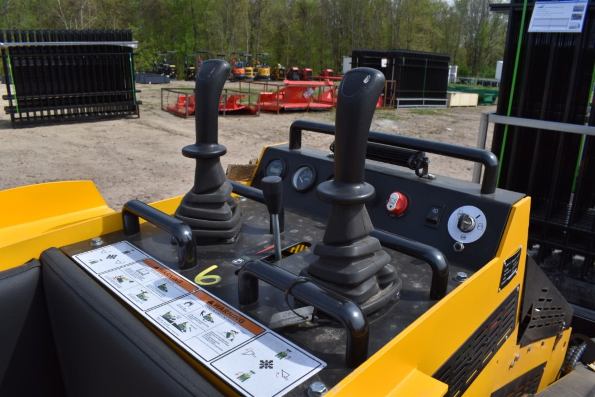 Eingp SCL850 Skid Steer with Tracks Be Sure to Check Fluids, New, Mini Mechanical Quick Attach, - Image 6 of 9