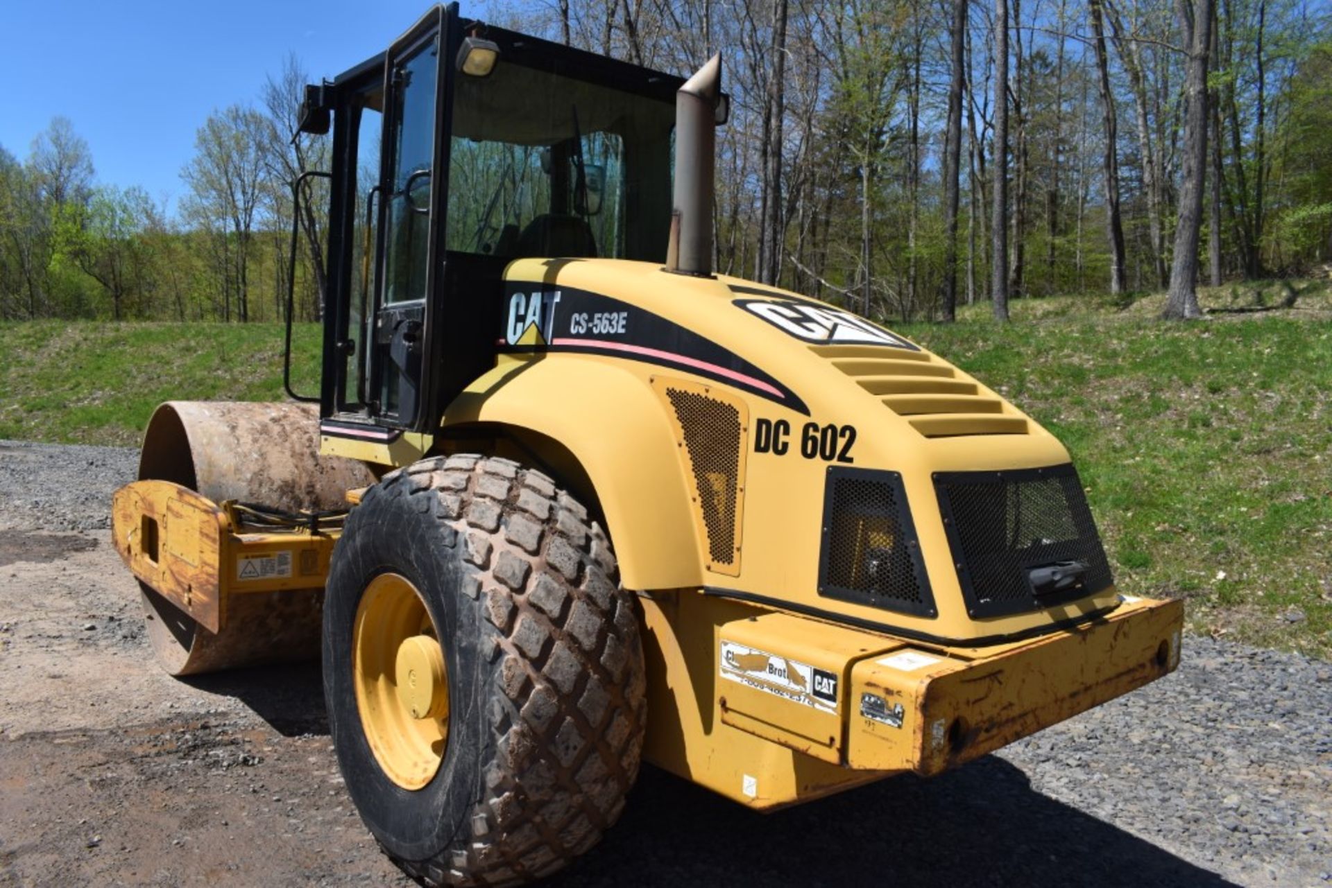 CAT CS-563E Vibratory Drum Roller 4229 Hours, Runs and Operates, 84" Drum, Enclosed Cab, Heat and - Image 6 of 31