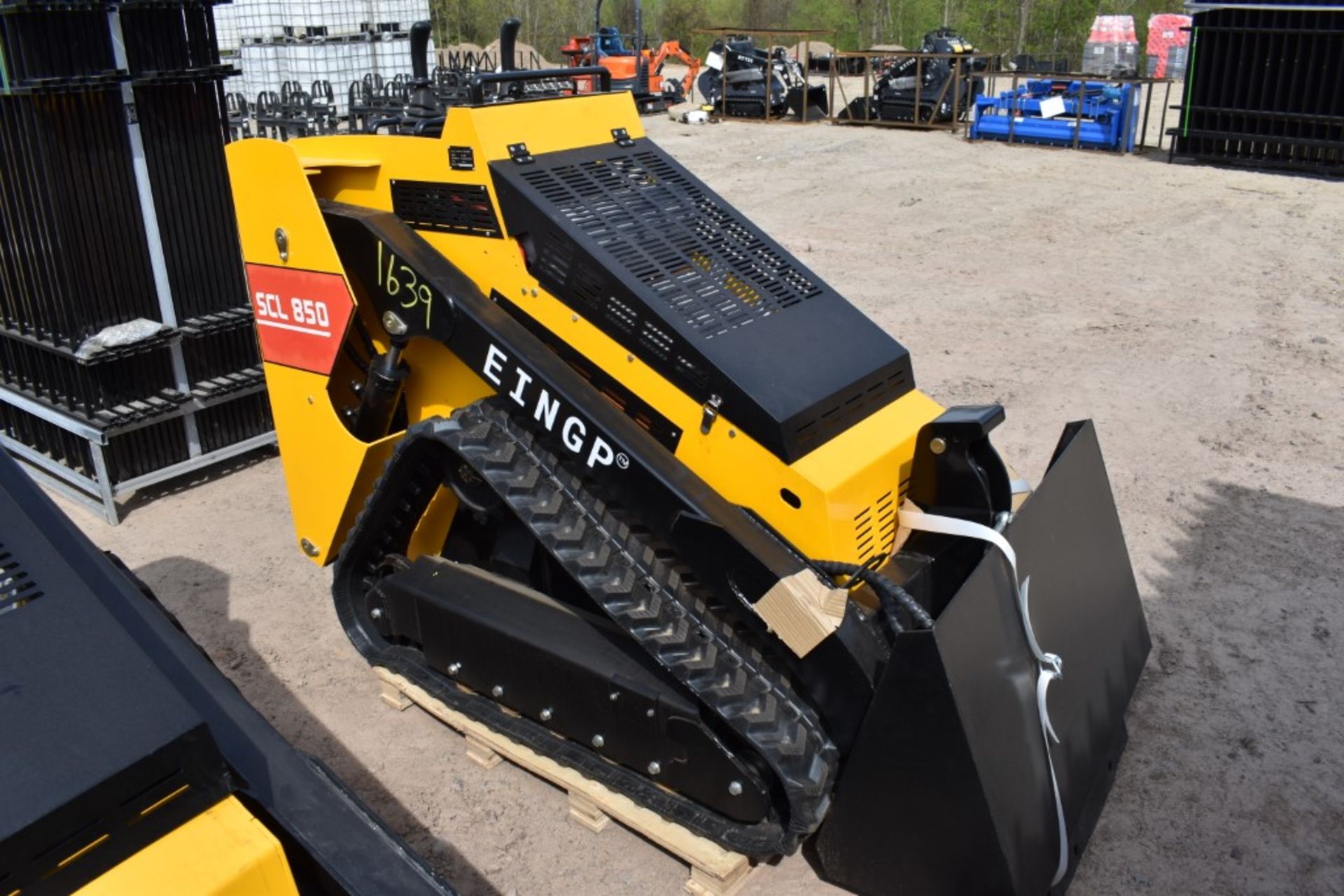 Eingp SCL850 Skid Steer with Tracks Be Sure to Check Fluids, New, Mini Mechanical Quick Attach,