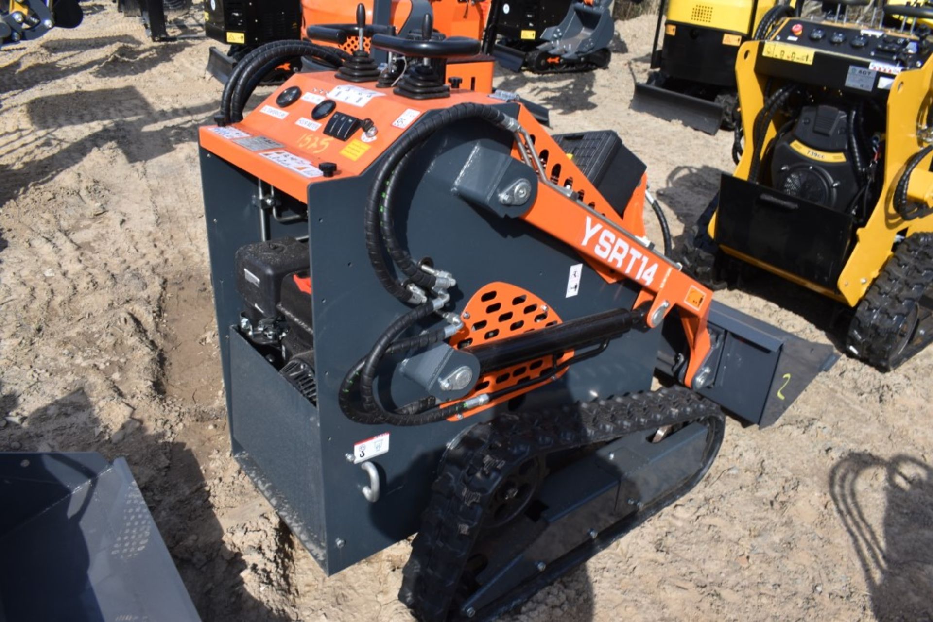 AGT Industrial YSRT14 Skid Steer with Tracks Be Sure to Check Fluids, New, Mechanical Mini Quick - Image 4 of 10