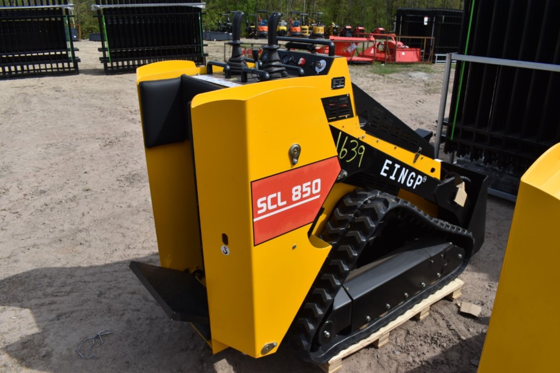 Eingp SCL850 Skid Steer with Tracks Be Sure to Check Fluids, New, Mini Mechanical Quick Attach, - Image 4 of 9