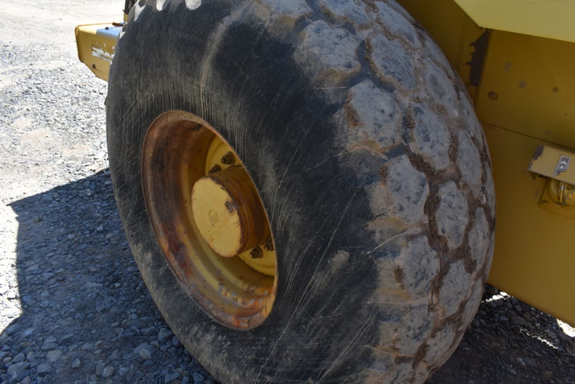 CAT CS-563E Vibratory Drum Roller 4229 Hours, Runs and Operates, 84" Drum, Enclosed Cab, Heat and - Image 21 of 31