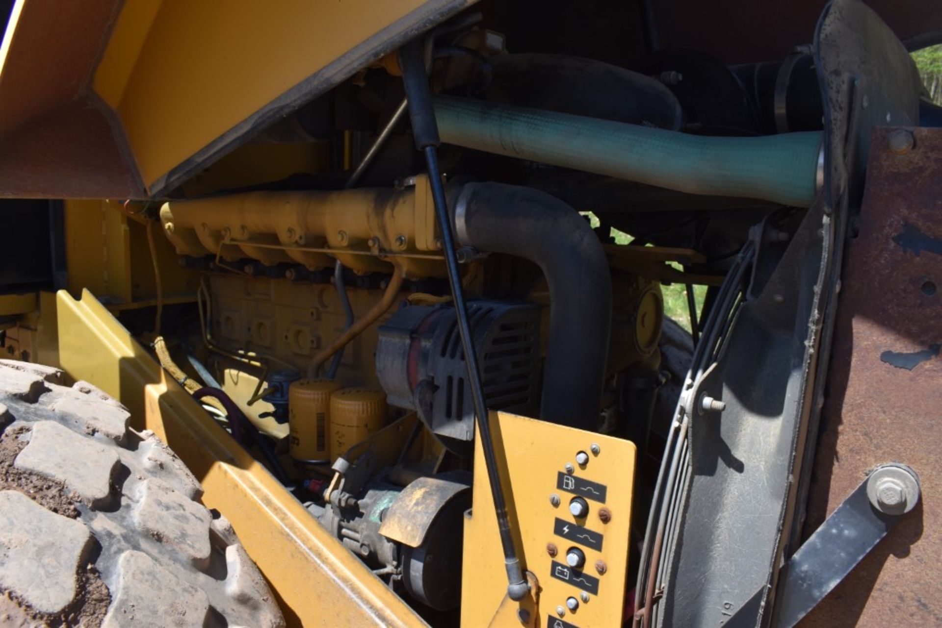 CAT CS-563E Vibratory Drum Roller 4229 Hours, Runs and Operates, 84" Drum, Enclosed Cab, Heat and - Image 22 of 31