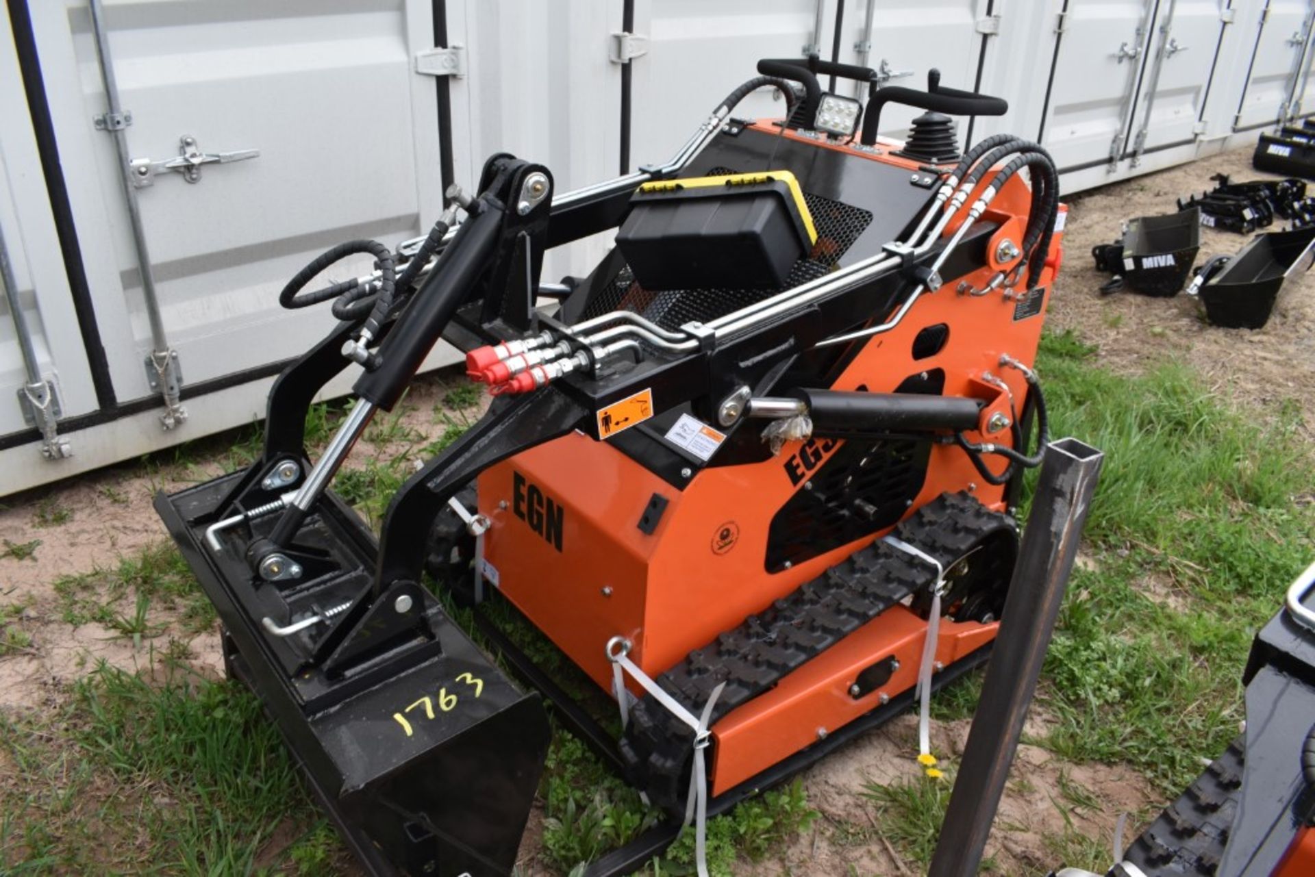 EGN EG36C Skid Steer with Tracks Be Sure to Check Fluids, New, Mini Mechanical Quick Attach, 38"