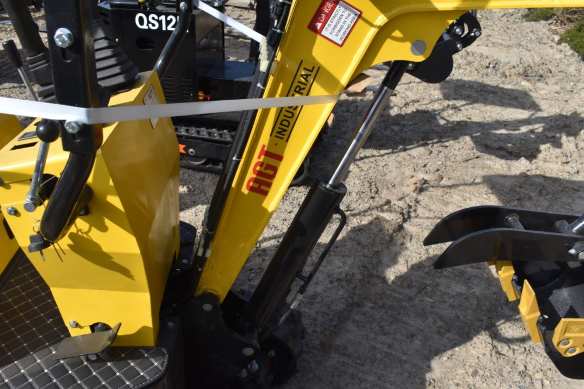AGT Industrial KAT12R Mini Excavator Be Sure to Check Fluids, New, 16" Bucket, Auxiliary Hydraulics, - Image 7 of 12