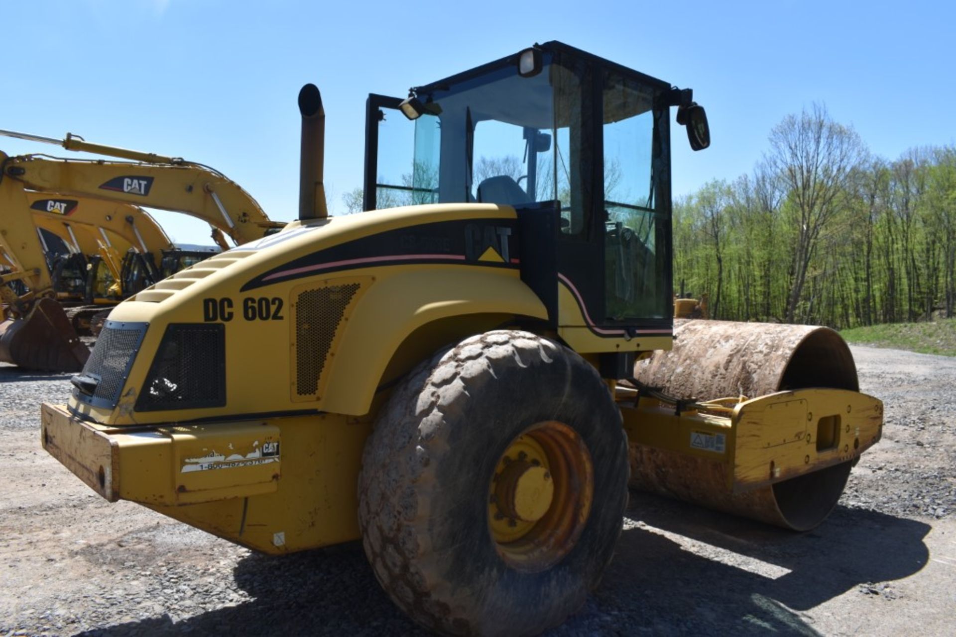 CAT CS-563E Vibratory Drum Roller 4229 Hours, Runs and Operates, 84" Drum, Enclosed Cab, Heat and - Image 4 of 31