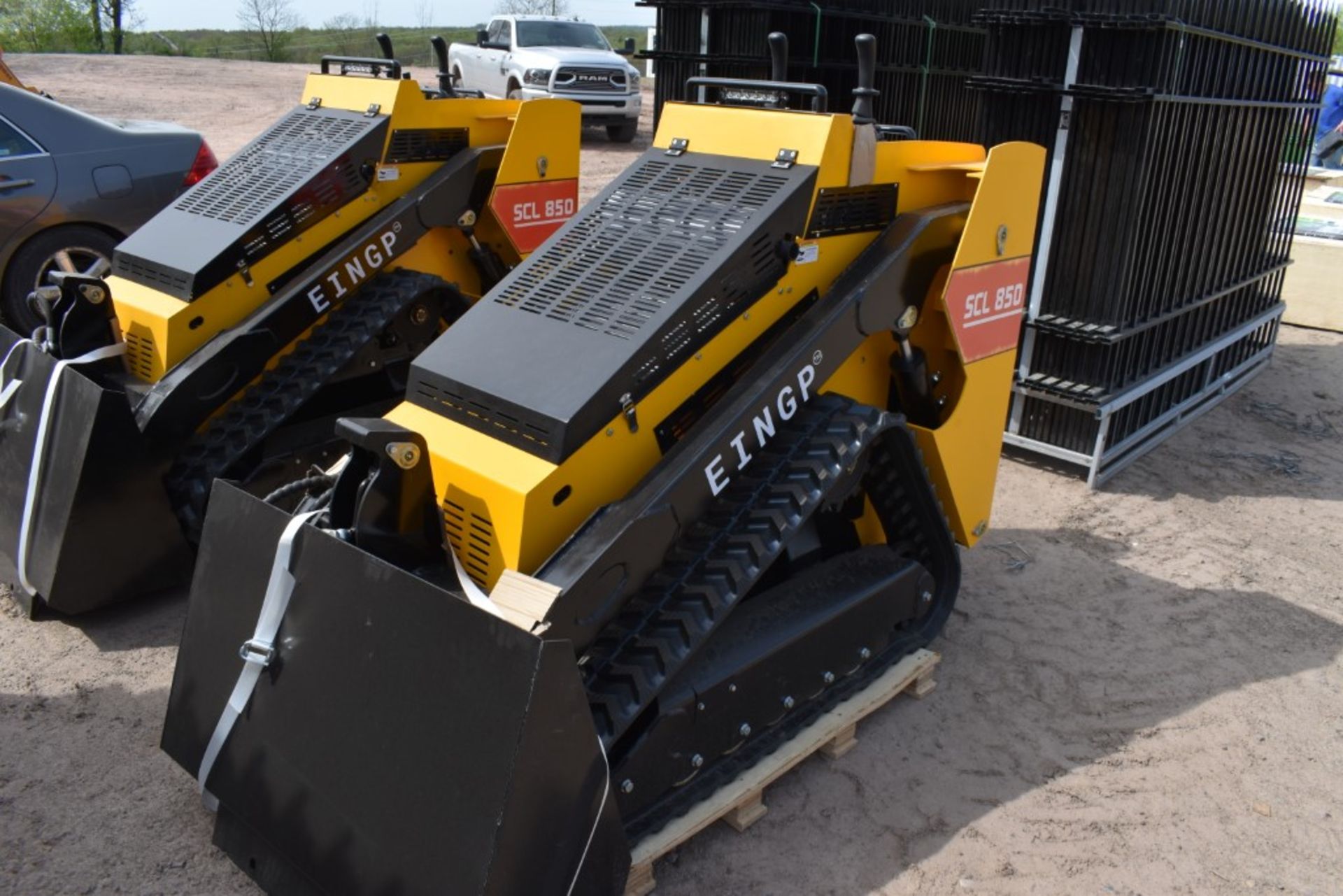 Eingp SCL850 Skid Steer with Tracks Be Sure to Check Fluids, New, Mini Mechanical Quick Attach, - Image 2 of 9