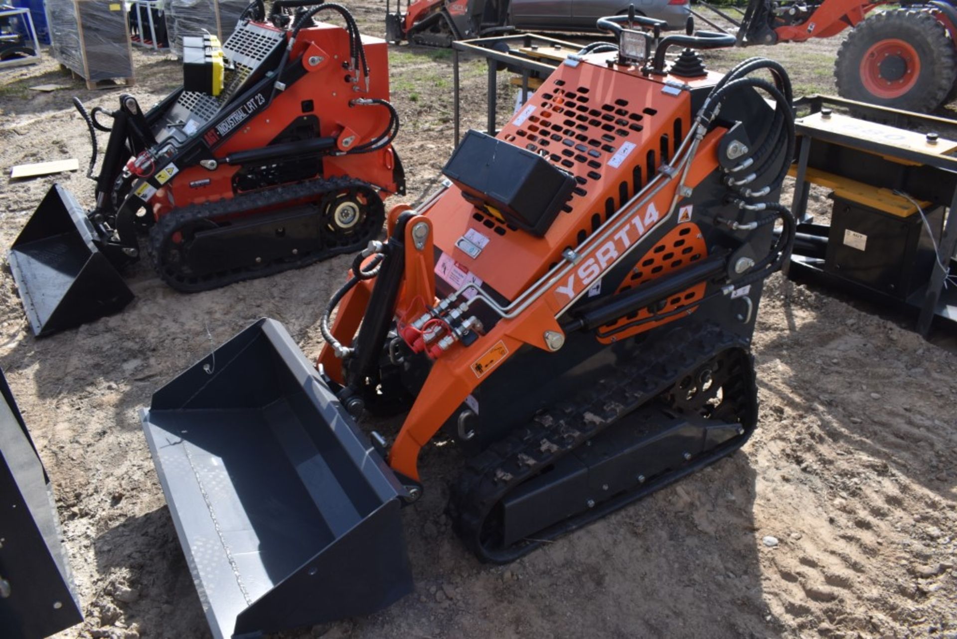 AGT Industrial YSRT14 Skid Steer with Tracks Be Sure to Check Fluids, New, Mechanical Mini Quick - Image 2 of 10