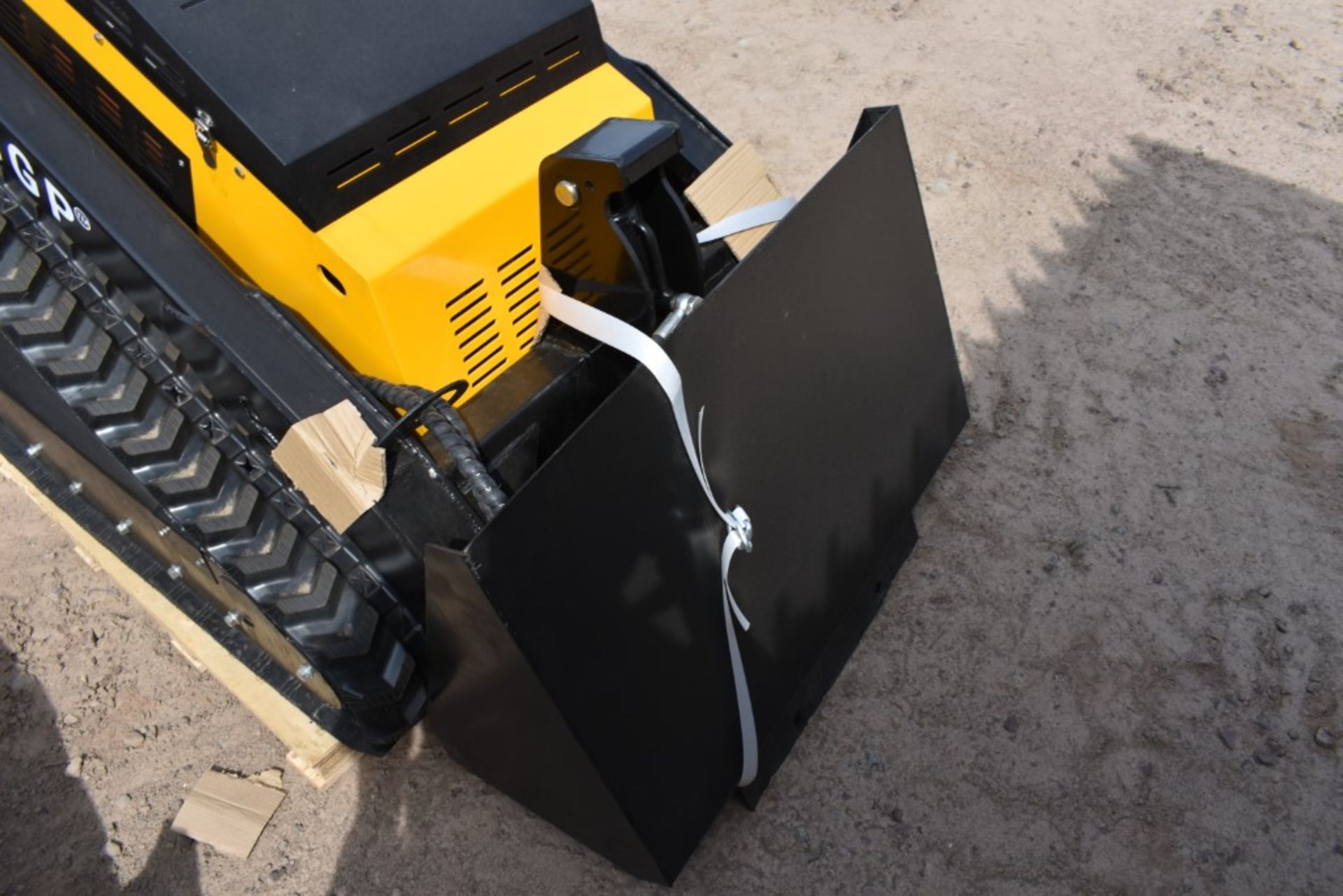 Eingp SCL850 Skid Steer with Tracks Be Sure to Check Fluids, New, Mini Mechanical Quick Attach, - Image 9 of 9