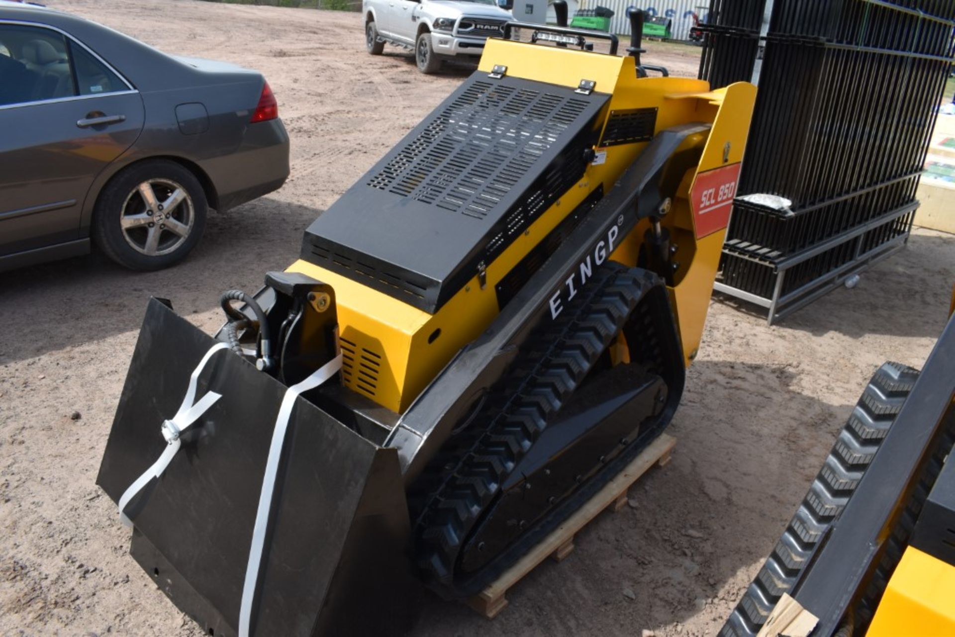 Eingp SCL850 Skid Steer with Tracks Be Sure to Check Fluids, New, Mini Mechanical Quick Attach, - Image 2 of 9