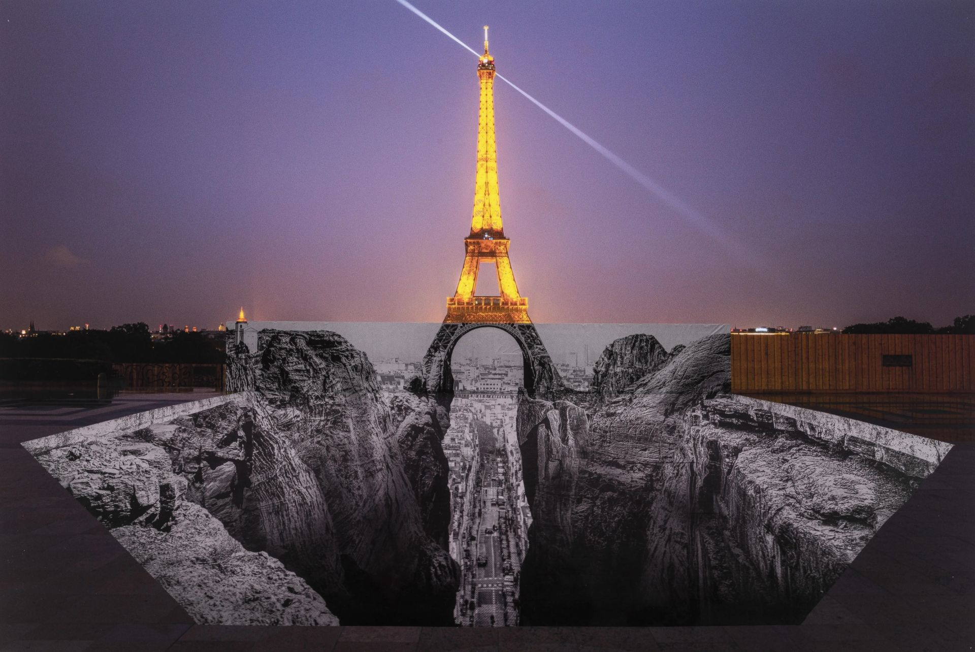 JR (Né en 1983) Trompe l’œil, les falaises du Trocadéro, 21 mai 2021, 20h03, Paris, France, 2021